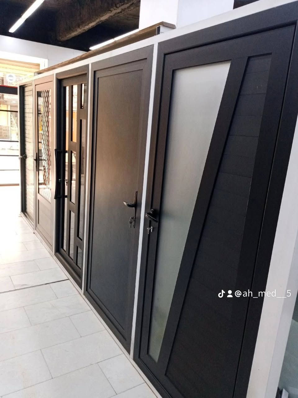 بسم الله 
مطبخ الهندسه لكافة أعمال الالمنيوم والزجاج شعر مفصلي صيني50دولار والتركي60دولار
شعر باب جام 225الف 
سعر باب حشوه أبيض 150الف
شعر متر سلايت دبل جام 80دولار 
سعر سلايت تك جام 70دولار
سعر محجر المربع 60الف والدائرة 45
سعر متر كاونترات الالمنيوم طولي 400
سعر متر كاونترات اجديف طولي اج ديف 500
يشمل نقل وشد 
يوجد كادر تصليح موقعي 
كلما عليك تخابر ودلل 
تفاصيل واتساب اتصل بنا 
***********ابو ريتاج

نص مكتوب في الصور:
- @ah_med__5
