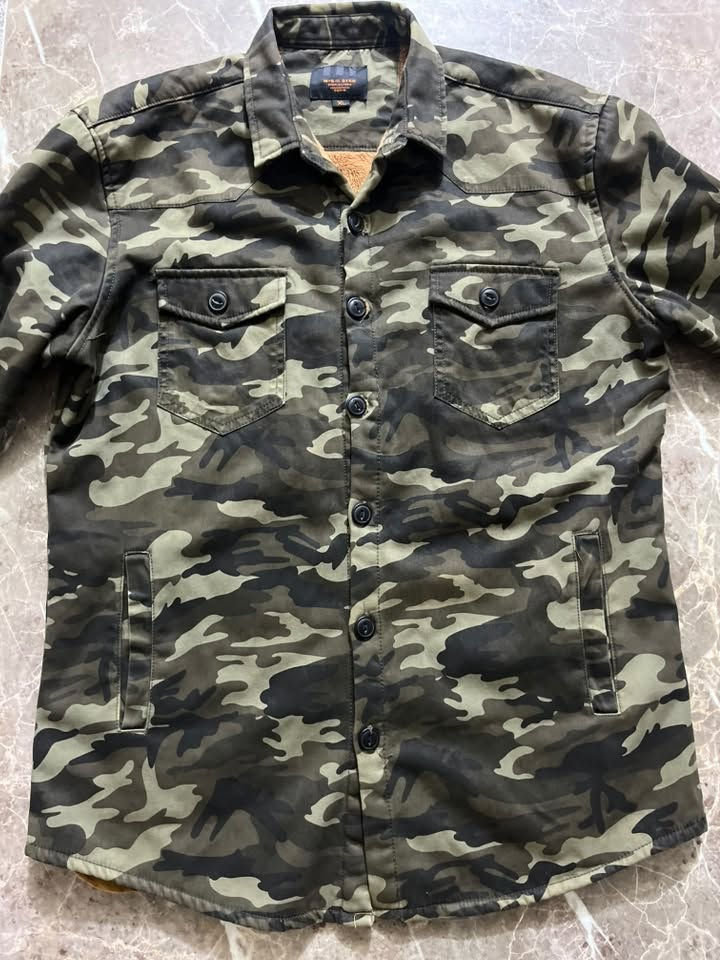 عسكري مبطن كلش حلوه خامه مالته و ماركه قياس xl طول 75 عرض 55 سعر 25 بس تعجبه *********** موجود واتساب

