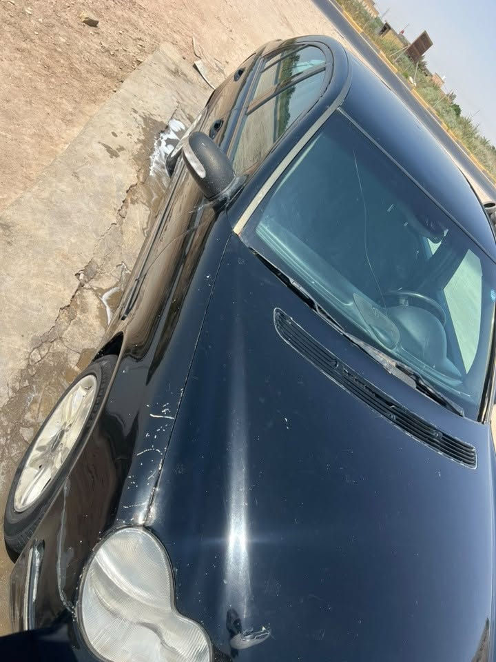 السلام عليكم 
السعر 50 وبيها مجال 
مرسيدس c320 موديل 2000 
رقم سليمانيه سنويه ل2027
مداور ثاني يوم 
نواقصها :- طخه بالچاملغ الخلفي الايمن ترجع بارد 
كمبريسر عاطل فقط والبواري والفريز سليمات 
حداديه الصدر ضعيفه 
الغرفة يرادلها ترتيب 
المكان الناصريه 
*********** واتساب فقط
