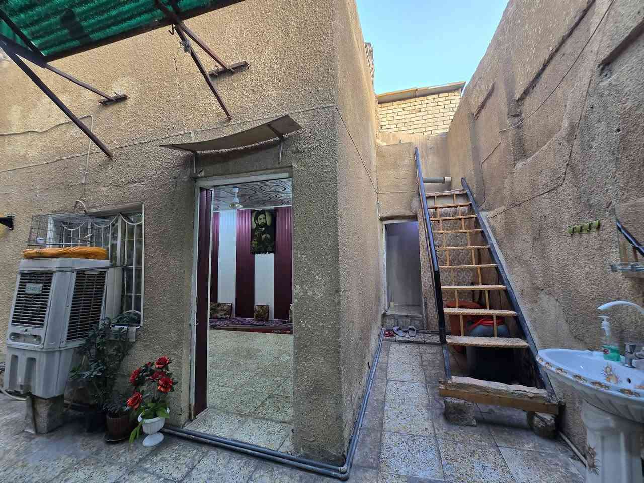 ✨️ بيت للبيع في مدينة الصدر  طابو صرف
♦️ الموقع: قطاع _ ٧٨ _  اول دربونة قريب على الشارع العام مقابل سوق سويري
♦️المساحة 144م واجهة 6 ونزال 24
♦️ البيت نظيف جدا و صالح للسكن / وايضا يرهم قطعة ارض للبناء
♦️ قريب على السوق والمدارس والخدمات كاملة
♦️غرفتين نوم + استقبال + حوش كبير يرهم كراج +مطبخ حار و بارد + ترك + صالة 
♣️ للاستفسار: ***********-***********
