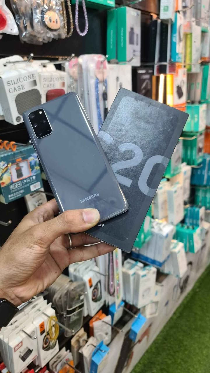 سامسونج s21 الترا نسخه 5G 
المواصفات والاسعار
سيم كارت مع شريحه الكترونيه ذاكره 128 سعر 390
دبل سيم كرت ذاكره 256 سعر 460 الف
الامتيازات
الشاشة: Dynamic AMOLED 2X قياس 6.8 بوصة،
المعالج:  Snapdragon 888
الكاميرا الخلفية: رباعية؛ رئيسية 108  ميجابكسل
الكاميرا الأمامية: 40 ميجابكسل.
البطارية: 5000 مللي أمبير، تدعم الشحن السلكي 25 واط واللاسلكي 15 واط.
بغداد زيونه ربيعي قرب مجمع البركه 
*********** بغداد, العراق
