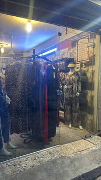اغراض كوزمتك مع فاترينات كامله للبيع عنوان الغدير شارع افران القمح للت...