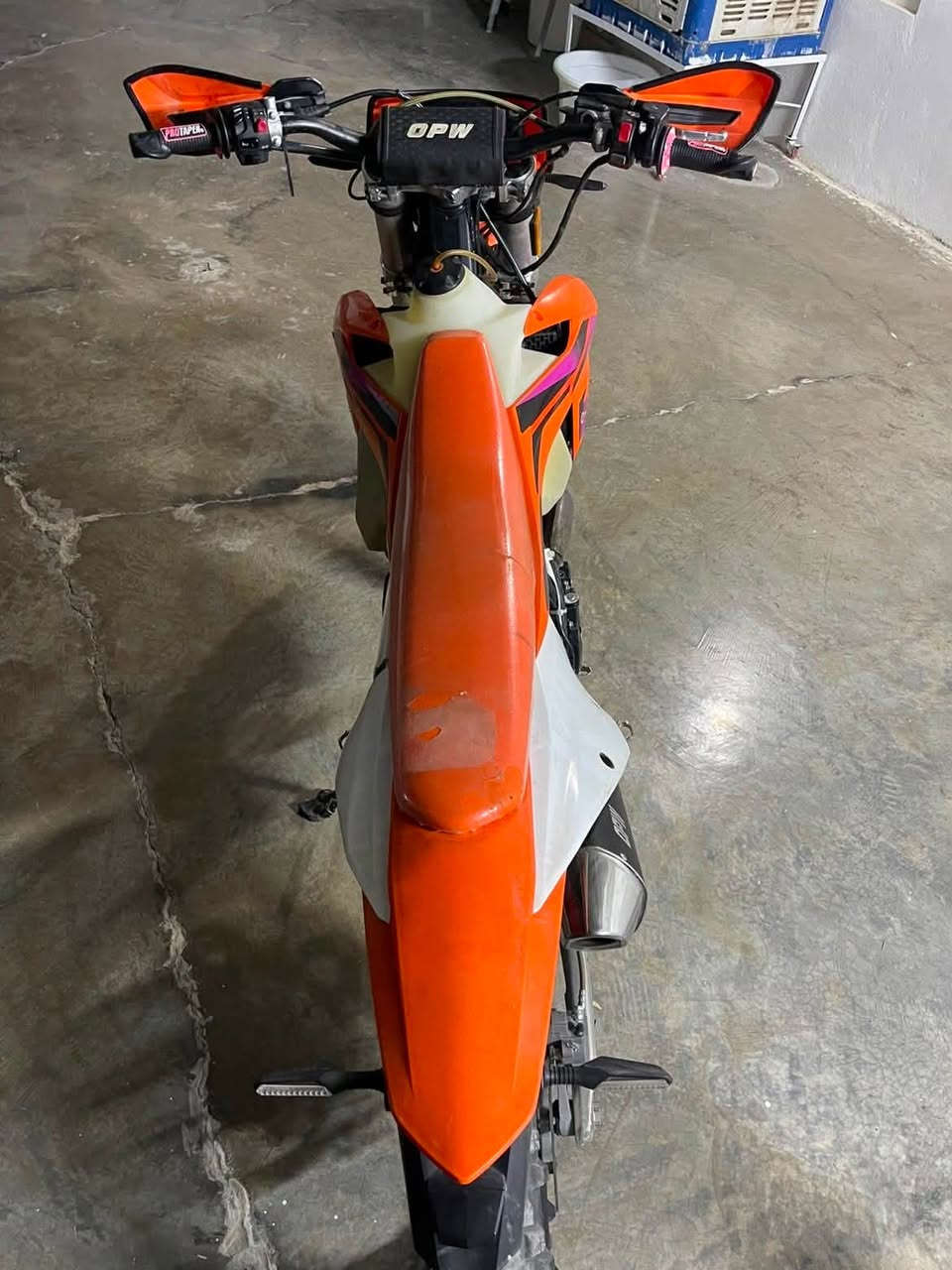 Ktm 250 yb 4 walf 2024
شتی نمونەو جوان بێ عەیب تایە بۆ تایە بەشەرت
مەسرەفی بەس تایەی دوایەتی زەعیفە 
یەك دینار مەسرەفی نیە بەس لێخوڕە
لە كەلارم كێیش ویستی لە خزمەتیام جەرەسكا

***********
