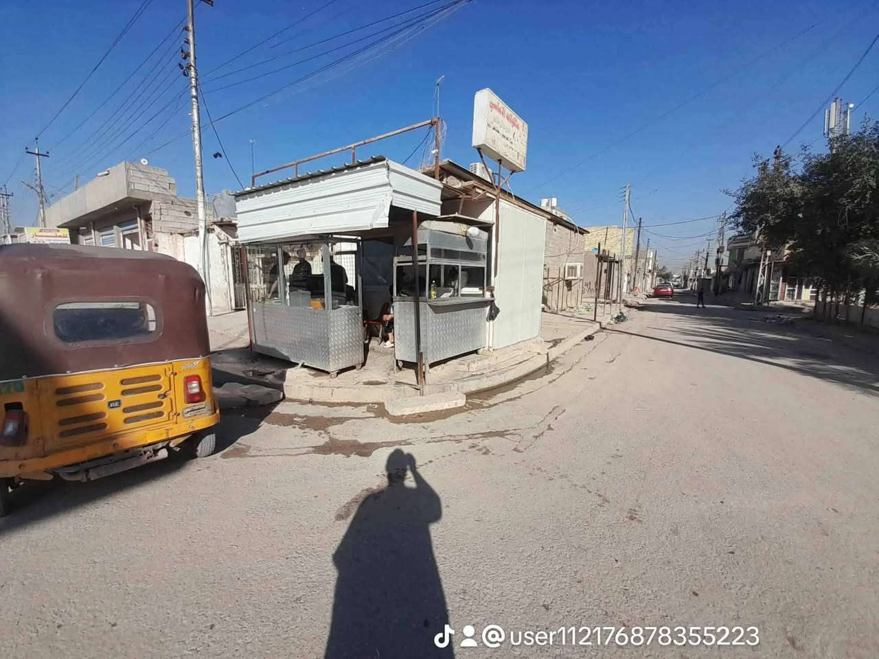 سلام عليكم كوفي للبيع الكاع مع الغراض المساحه 240 الأرض واقع حال مشموله بل تطويب مرقمه من قبل الدوله بيه مطعم زغير مال اكلات سريعة العنوان الرشاد شارع التانكي قرب فلكه حي النصر السعر 65 مليون وبيها مجال سبب البيع شايل من المنطقه واريد ابيع جوه السوك سعر كاع بس البناء والأغراض ما ماخذ فلوسه امانه الله  للأستفسار الأتصال على الرقم ***********
