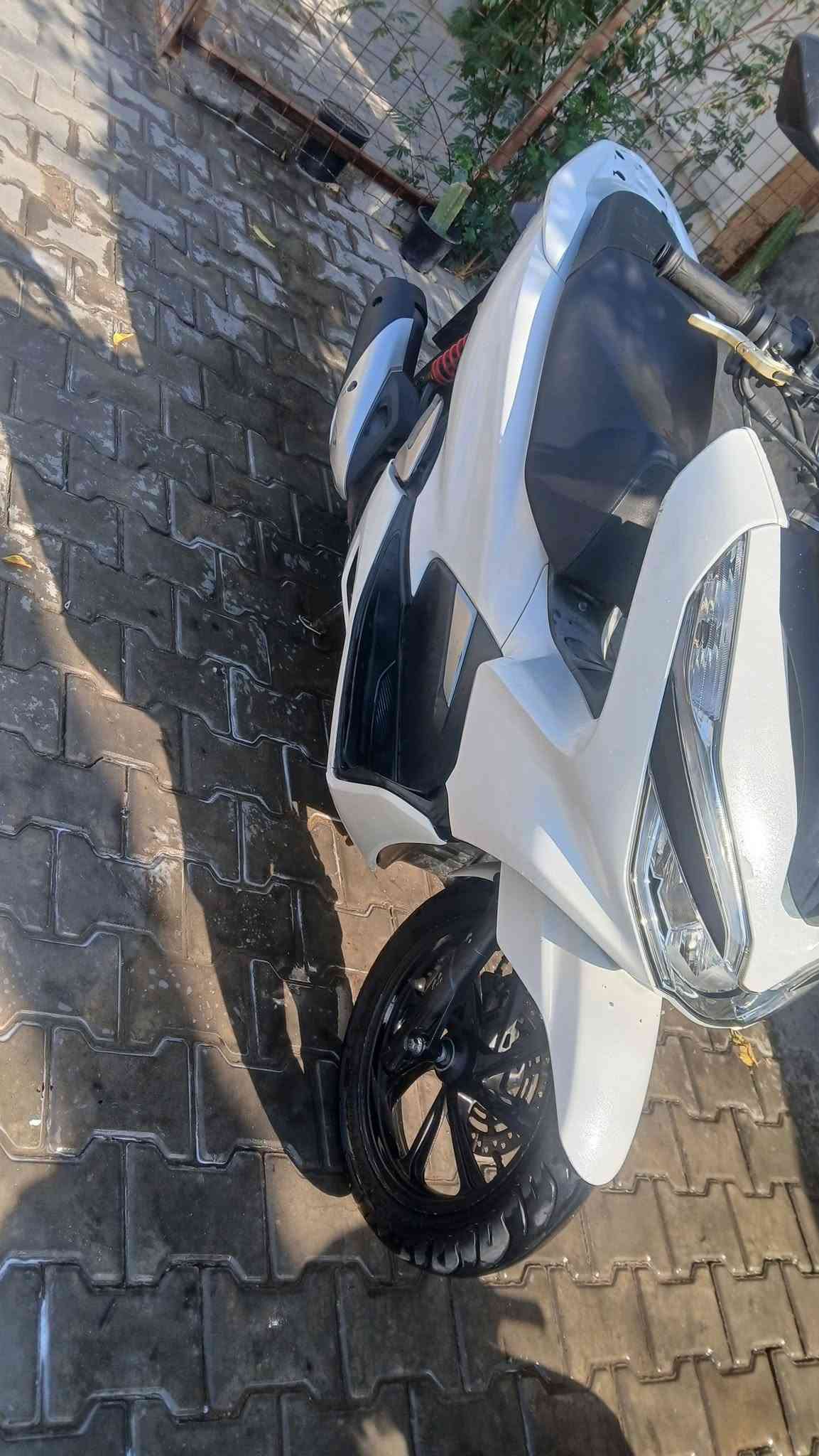 جيل الثالث Pcx
موديل 2020 ياباني وارد كوري 
كهربائيات كلها شغاله 
كلجات 
ومكينة خرسة 
حساس ازدحام A
تدفئة باليدات 

بغداد الحسينية / ***********
السعر 14
