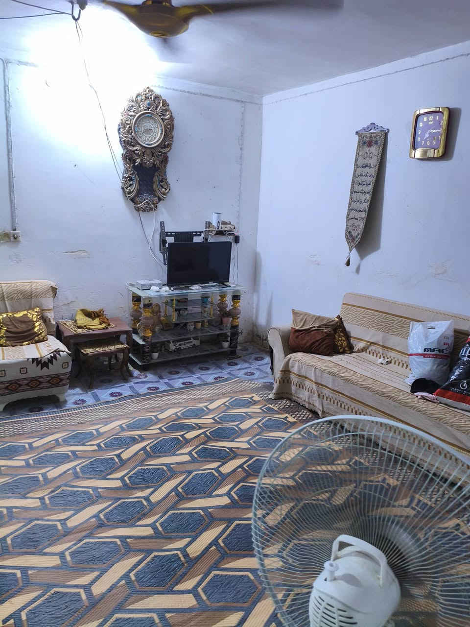 سلام عليكم بيت البيع طابو صرف في حي لاكرمين قريب عل شارعين جدد مساحة 250 طابق واحد غرفتين وصاله وكلدور حمام داخلي وخارحي مثل موضح بصور***********
