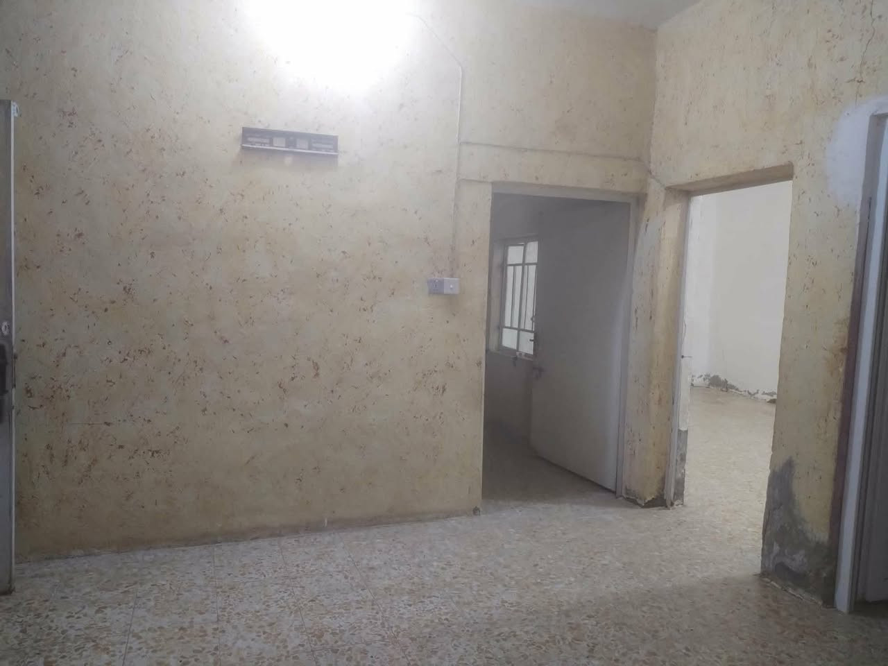 السلام عليكم يوجد بيت للبيع مساحه ١٨٠متر يتكون من غرفتين واحده كبيره والثانيه صغيره مع صاله ومنور واستقبال مطبخ خارجي مع مخزن خارج موجود ماء كهرباء انترنيت العنوان بابل محاويل مقابيل مركز شرطه المحاويل نوع العقار طابو زراعي الاتصال على الرقم المدون ***********   سعر 28 بيه مجال
