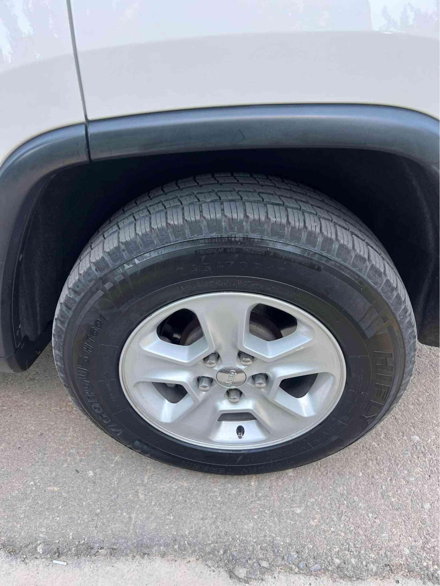 jeep laredo 2011 
جێب لاریدۆ ٢٠١١ بێ بۆیاخ 
 دەبڵ ئەکسلە شاشە تێسلایە 
سۆنەرەکەیم داناوە ١ کارتی هەیە 
چاڵ و تەرزەی نیە ڕەقەم و سەنەوی تایەی تازەیە 
بەشی سەرەوەی  مەکینەکەی کراوەتەوە  گێڕ و مەکینە و تەقەو ڕەقەش بە شەرت ١ دینار مەسرەفی نیە
نرخی ١٥٥ گەڵا  و معامەلە 
 whats up ژ.م ***********
*********** السليمانية, العراق
