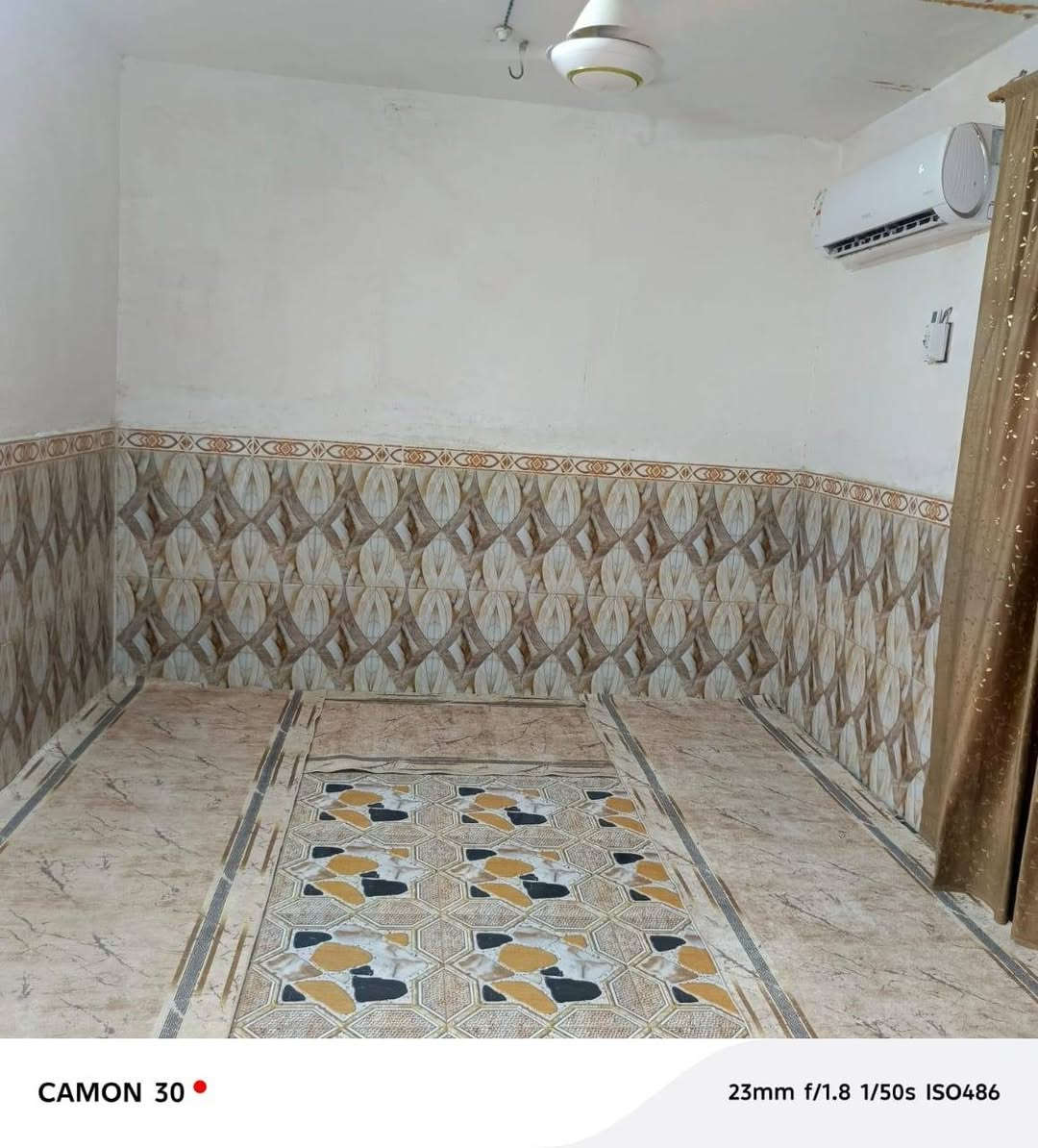 السلام عليكم بيت للبيع مساحه 600 متر غرفتين وصاله ومطبخ وديوانيه وصحيات جاهز ماي كهرباء وطني وسحب المكان الرفاعي ورا البدعه قريب على طابو الشهداء الجديد اني مكلف بالنشر اتصل ع رقم ***********
