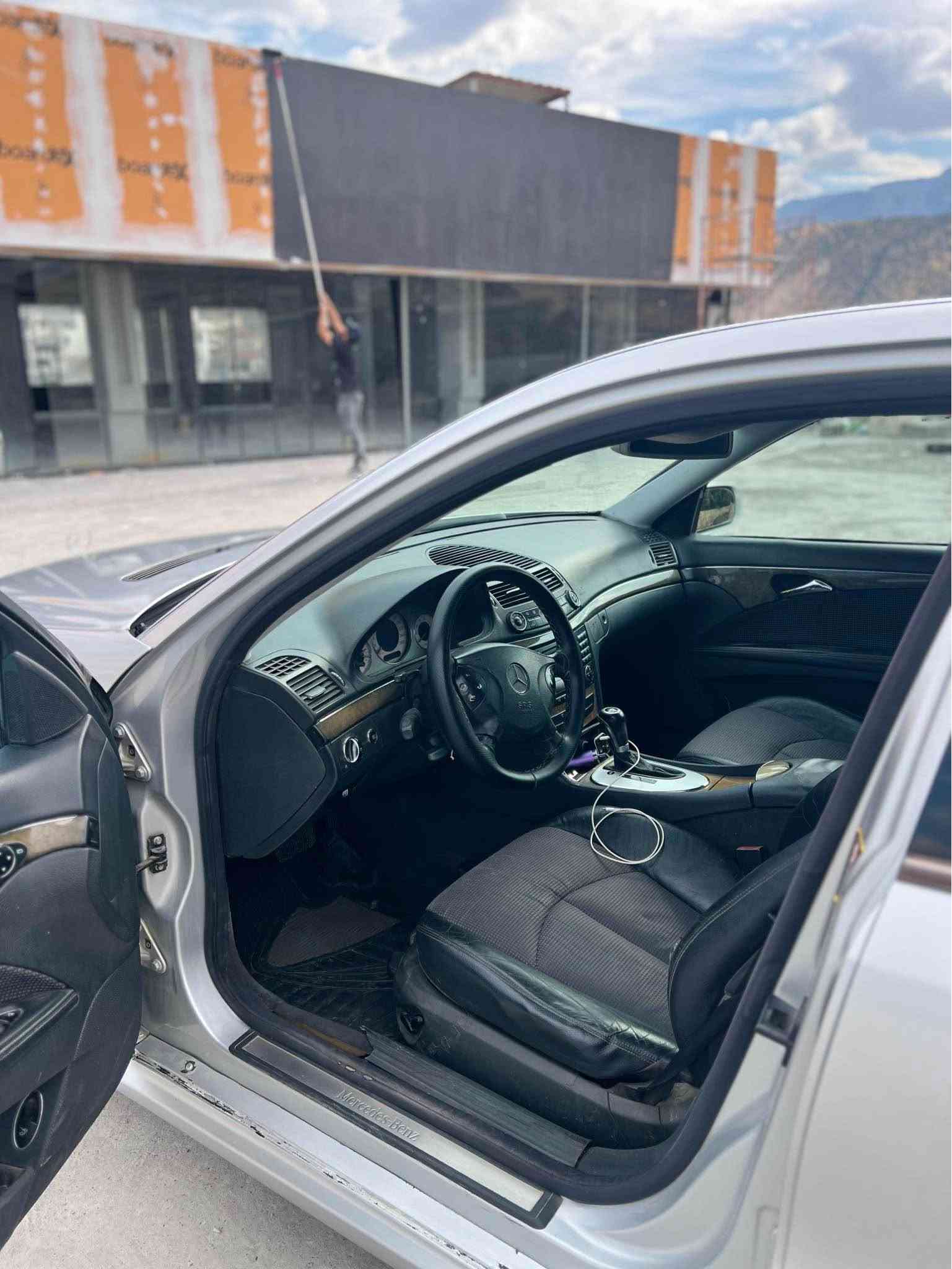 میرسدس e class 240 2003 v6دەحامی بۆ دەحامی كرایتە AMG بە شەرت مەنەفێست ئەوەروپی ئەسلی  گێرو مەکینەی لۆک لۆکە بەشەرتی فەعس، لێدراو بەشەرت  سەقفی و حیزام بەشەرت شوختوو چاڵوچۆڵی نیە هەتا نەیبینی نازانی چەند خاوێن و جوان ماوەتەوە لەسەر دەقی شەریکەیە، یەک دینار مەسرەفی تێدا نیە 
 سحری ٧٧وەروقە و مەجال 
*********** أربيل, العراق
