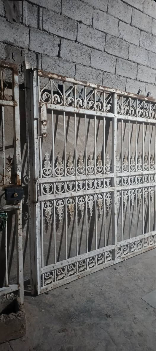 باب حديد للبيع بالمواصفات التالية: الارتفاع 2 متر، العرض 3 متر. الموقع في بغداد، الحسينية، المعامل. الباب متين وعملي ومناسب لمختلف الاستخدامات. للحجز أو الاستفسار ومعاينة الباب يرجى الاتصال على الرقم [***********
