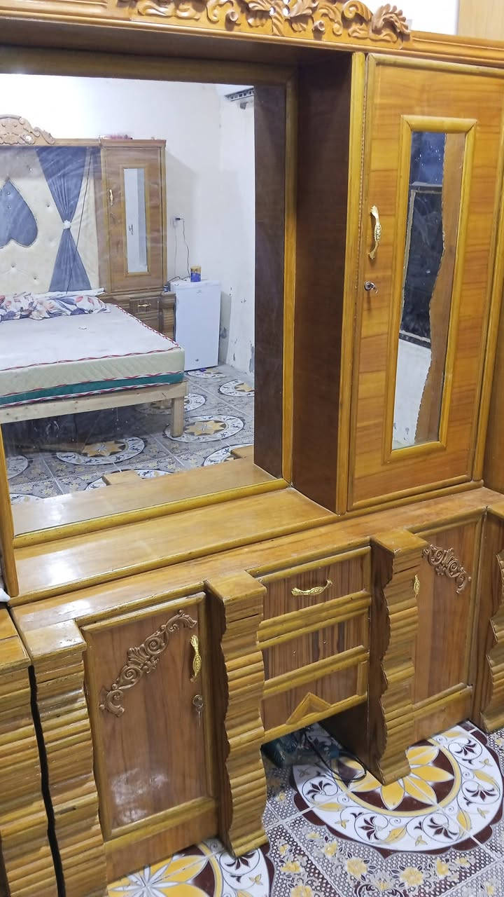 السلام عليكم غرفة نوم للبيع مكلفه بنشرها نظيفه بس بيها اضرار بسيطه للاستفسار اڪثر راسلو ع هذا الرقم  ***********
