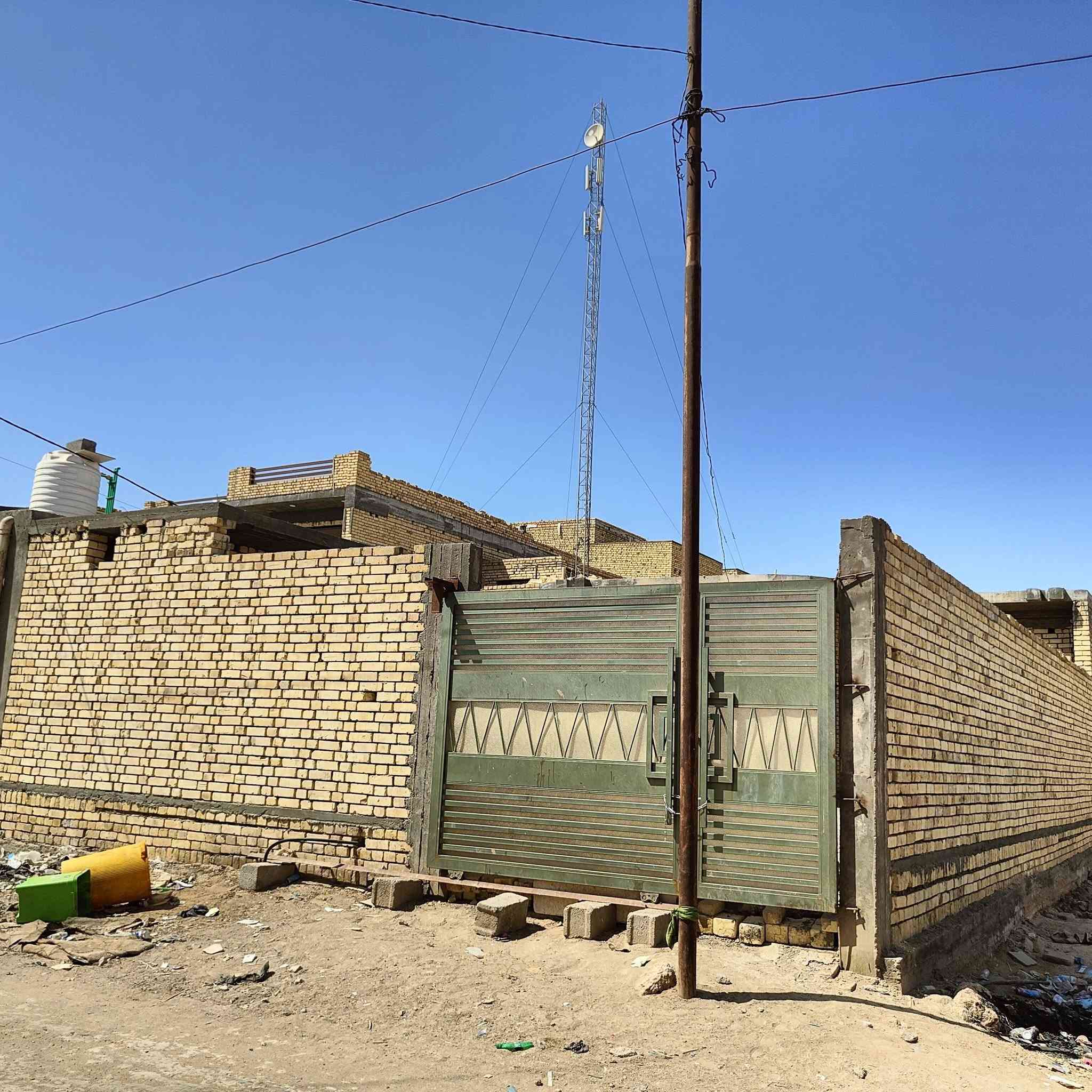 هيكل للبيع المكان  مجاور حي الصحفيين  
مساحته 300م  خدمات فول من ماء ومجاري و كهرباء 
 سادس بيت عن الشارع السريع مكانه مرتب منطقه
للاستفسار اتصل ***********
