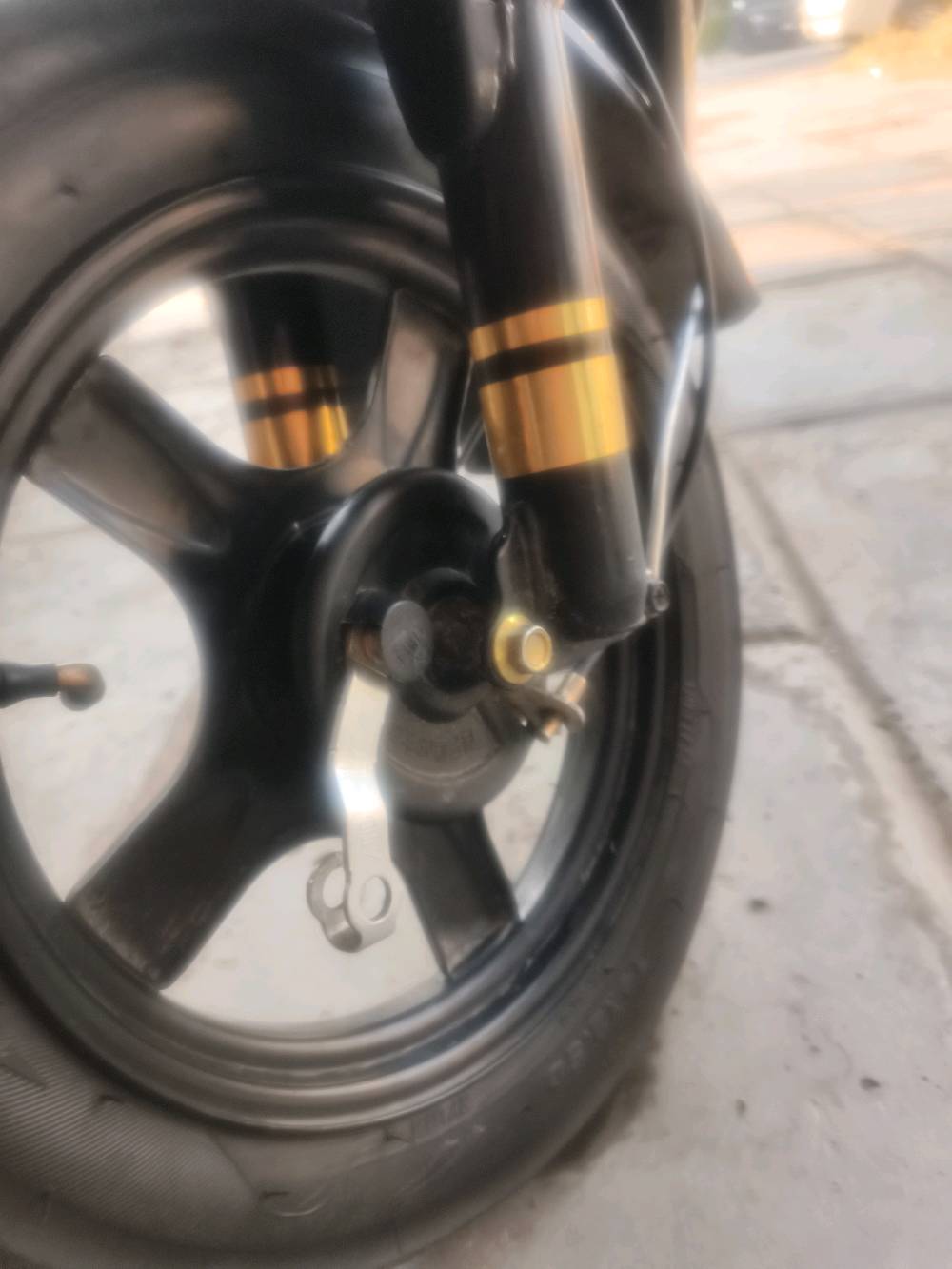 دراجه شحن حجم 14 اسمه sk8 
ملف 500واط و4 باتريات 
الدراجه فول بس بيه البريك الأمامي مقطوط 
وكسر بسيط بالجاملغ الخلفي 
الدراجه جديده ماصله بس 5 أشهر و باتريات جدد
السعر 325 وبيها مجال
مكاني العامريه