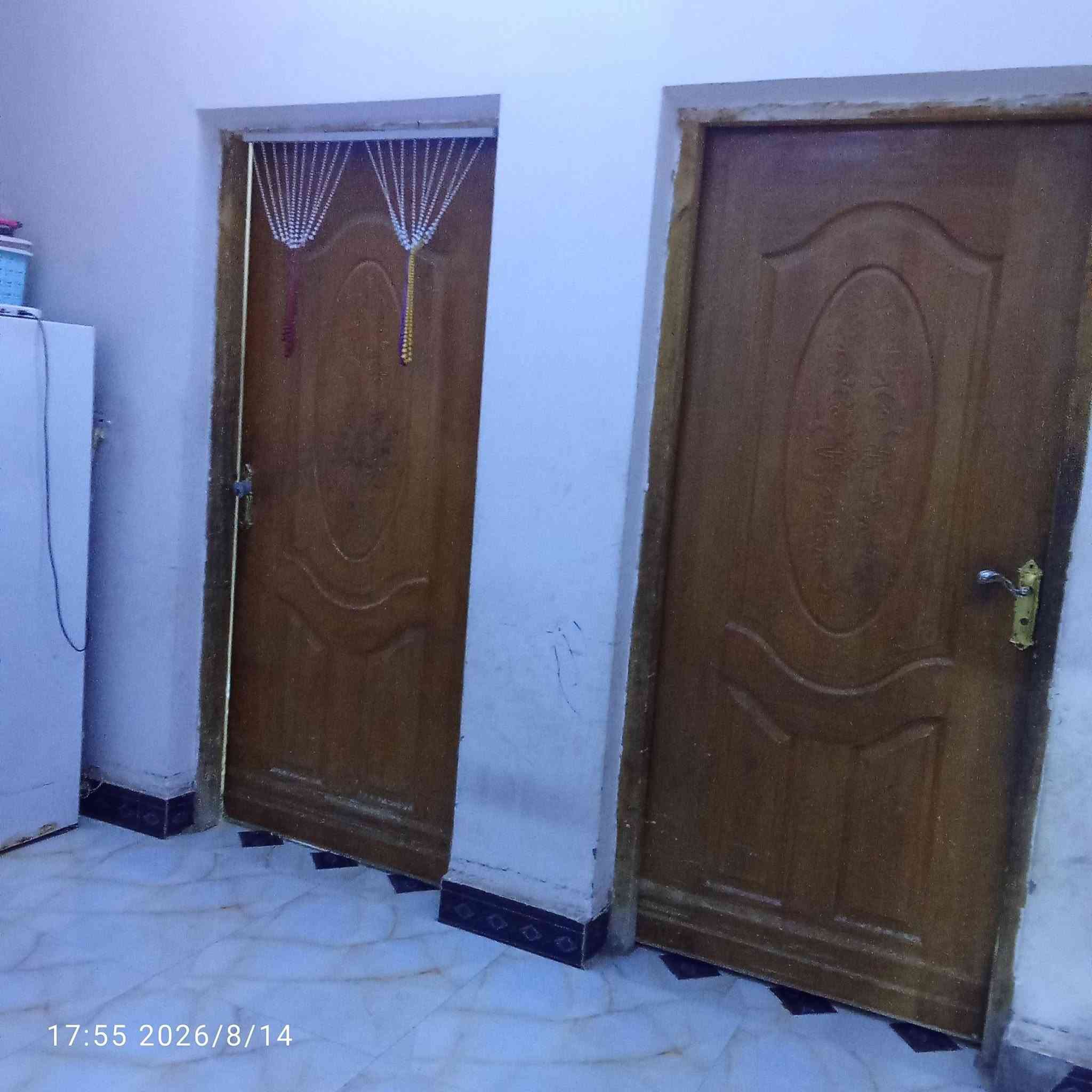 سلام عليكم ورحمة الله وبركاته يوجد لدينا بيت زراعي للبيع مساحه 150متر متكون من 2غرفتين وصاله وديوانيه واستقبال ومطبخ حار وبارد وصحيات كامل خدمات وكهرباء ماء بحي الحكيم قريب على الفرهه في سوق الشيوخ الاستفسار على هذا رقم واتساب ***********@@
