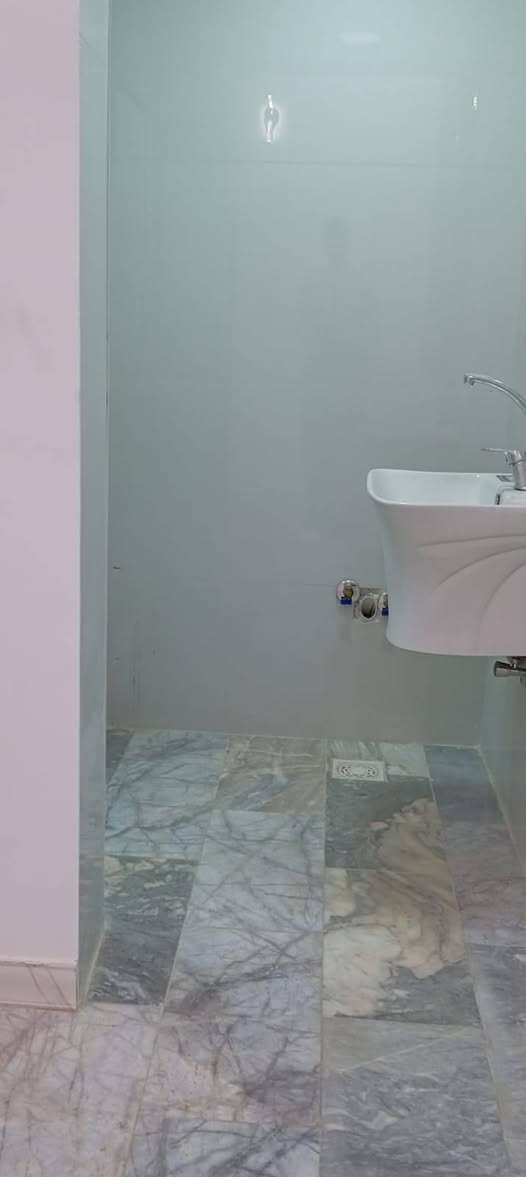 مشتمل للبيع 100م طابق ونص على ساحة وحديقة الكوفة حي ميسان قطاع 15 جديد مامسكون 
قرب مدرسة رشيد الهجري[رض] غرفة وصالة واستقبال ومطبخ وصحيات داخلية وخارجية وحديقة تابعة للدار والطابق الثاني غرفة وصالة وصحيات السعر المطلوب 185 بيه مجال قليل للإستفسار واتساب *********** مكتب السهلاوي نستقبل كافة العروض على الرقم المذكور اعلاه
