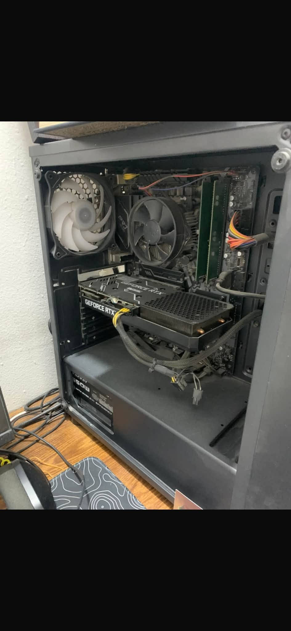 السلام عليكم تجميعة للبيع
المواصفات 

CPU: COR i5 12400F
GPU: RTX 3060 12g GALAX
M.B : AsrRock B660m PRO RS
امكانيه التطوير بيهه كلش عاليه
RAM: 16g (2x8) 3200 Hs
Hdd: 1T
SSd: 128G
PSU: Rockt 650w
Case: fantech 4 fan
مكاني البصرة / الزبير 
*********** 
السعر كامل التجمعية ويه الشاشة ماوس كلوريس كيبور ماوس باد 
السعر 1,350,000 دينار عراقي

نص مكتوب في الصور:
- الخميس الونيس
- المواصفات : CPU: COR i5 12400F GPU: RTX 3060 12g GALAX M.B : AsrRock B660m PRO RS امكانيه التطوير بيهه كلش عاليه RAM: 16g (2x8) 3200 Hs Hdd: 1T SSd: 128G PSU: Rockt 650w Case: fantech 4 fan