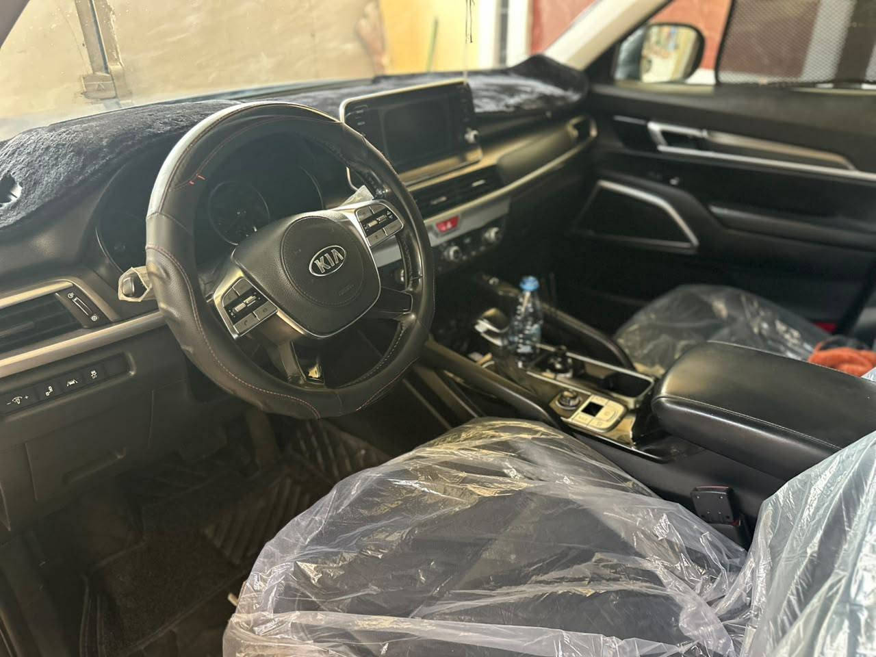 كيا تيلورايد 2020 LX نظافة 100%
مستعمل | 78.000 km | بنزين
المواصفات العامة والمحرك:
• المحرك: 6 سلندر (V6) سعة 3.8 لتر وقوة 291 حصان. كفالة.
• أرقام بغداد (خصوصي) باسمي تحويل ثاني يوم.
المواصفات الخارجية:
• اللون: رمادي غامق 
• فتحة السقف: فتحة سقف كهربائية.
• الإضاءة: إضاءة أمريكية LED مع كشّافات وسلاسل DRL نهارية.
• العجلات: ويل كب ألمنيوم مقاس كبير بتصميم رياضي.
• الحساسات: حساسات خلفية للركن.
• المرآة: مرايا جانبية كهربائية مزودة بإشارات تحذيرية.
المواصفات الداخلية والراحة:
• المقاعد: جلد أسود بحالة ممتازة جداً.
• التحكم بالكراسي: تحكم كهربائي لمقعد السائق.
• الشاشة والترفيه: شاشة لمس حديثة، مع كاميرا خلفية.
• أنظمة القيادة والأنظمة الذكية:
نظام تحديد المسار (Lane Keep Assist).
نظام منع التصادم / الفرملة التلقائية.
نظام مانع الانزلاق.
وضعيات قيادة متعددة (Drive Modes). • التكييف: تكييف مركزي ووكالة لكافة الصفوف.
• المساحة: 3 صفوف مقاعد (تسع لـ7 إلى 8 ركاب) مع مساحة تخزين واسعة بالصندوق الخلفي.
• الضرر: السيارة كفالة عامة فقط يوجد صبغ في جاملغ الأيسر من السيارة شبرين 
وأيضا بارد في حوض الاسبير فقط وباقي السيارة مكفولة كفالة عامة 
•مكان السيارة : ذي قار الرفاعي 
والسعر 225 وبيه مجال جدا قليل  للاتصال والاستفسار اكثر عن السيارة ***********/***********
