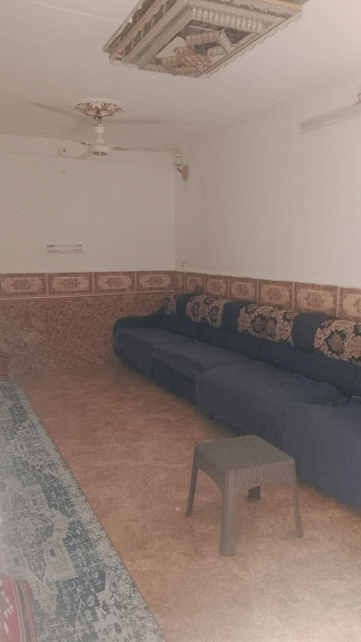 السلام عليكم بيت طابو صرف 100م مربع يتكون من ثلاث غرف نوم مطبخ وصاله وصحيات وستقبال العنوان حي العسكريه شرع 30 قرب مدرسة المسره الاستفسار على هذا رقم ‏‪***********‬‏
