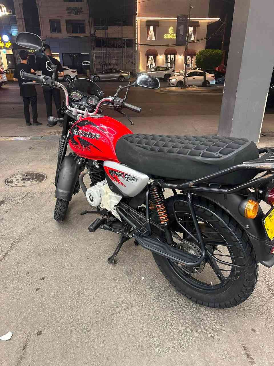 بوكسر للبيع  رقم انكليزي.  سنويه ورقام جدد  بعدني مشادهم اصلآ موديل ٢٠٢٣ جديده تخبل. صوت متسمع اله تايرات جدد. كلشي بيه جديد 
ودلفري ما مشتغله لله شاهد. اروح بيه لشغل وارجع   مليونين و١٠٠. ومتوازي عليهه اي شراي ابيع بغير هاذه لسعر لحد يخابرني ***********
