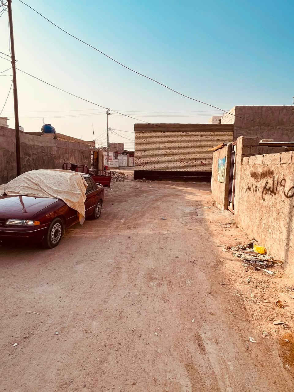 السلام عليكم دار للبيع مساحه 200 بيع مستعجل يحتوي على غرفتين نوم صاله مطبخ ستقبال العنوان الكوفه البراكيه خلف جامع الخزاعل قريب ع شارع العام طابو زراعي سند 25 مرقم بلديه وكامله معاملته  قرار محكمه كافه الخدمات محولات كهرباء جديده شارع 10 متر للاستفسار *********** السعر 35 مليون بي مجال قليل
