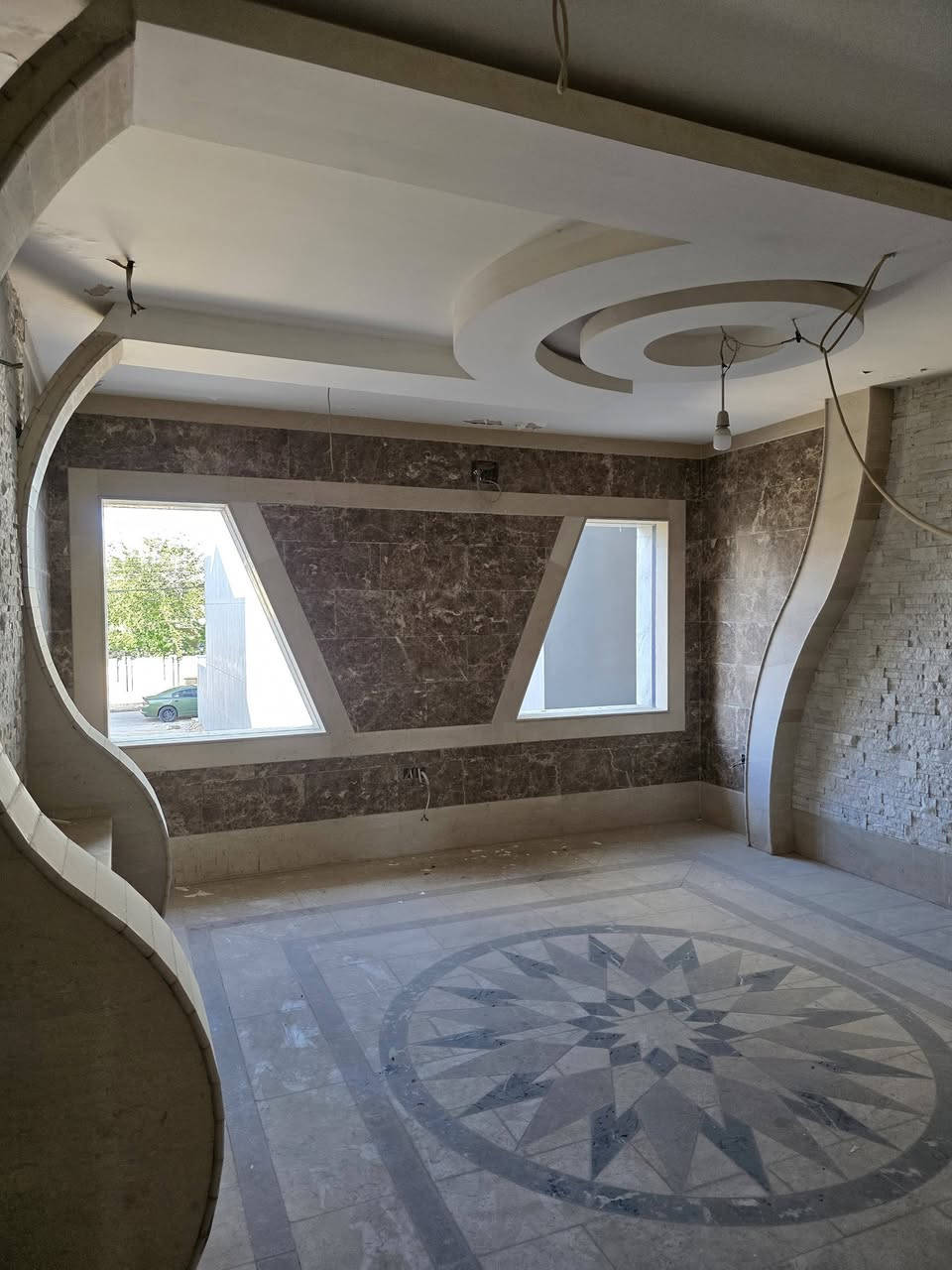 دار للبيع  المساحة 600 م 20 × 30م زيرو بناء حديث مواصفات عالمية نظام اسويتات ومسبح ونافورات وسقوف متحركة اتجاه قبلة الموقع موصل القادسية الاولى شارع 15 م .لمن لديه امكانية الشراء او استبدال بعقار اخر الاتصال على ارقام صفوة البيت للعقار موصل حي المصارف قرب جامع سعدي مهدي 
***********
***********
