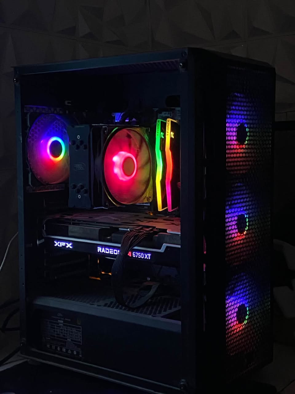 السلام عليكم سيت آب مرتب بسعر مناسب جداً
(كيس+شاشه+ماوس +كيبورد)

GPU RX 6750 XT 12GB XFX 3FAN RGB 
كارت مستخدم كلش قليل ومامفتوح حرارته اقصى شي 69 درجه ع سرعه فانات 50%
CPU RYZRN 5 5600 6CORES 12 THEARDS 
STORAGE NVME M.2 LAXER 512GB 
RAM T.FORCE TUF GAMING 8X2 16GB 3200HZ ARGB 
MOTHERBOARD ASUS PRIME B450-PLUS 
FULL ATX 4 SOLT RAM 
POWER STORY DEEP COOL 600W+80 
مبرد غازي احترافي من ديب كول 
CAES 4FAN RGB MID TOWER 

سعر الكيس 960 الف فقط ✅
كله براندات وكارتونه الكارت موجوده✅ 

شاشه AVETRON بيه خط بالشاشه مبين بالصور 
180HZ 
27 inch 
IPS 
1MS 
سعره 100 الف فقط علمود الخط ✅

كيبورد حجم 60% ريد سوج RGB 
ماوس واريرلس 4800 DPI 
سعرهن 50 الف قفل 🔒

مكاني بغداد الدوره ✅
يوجد توصيل ✅

نص مكتوب في الصور:
- FurMark (64-bit) 2.10.2.0 Test: FurMark (GL) 181 FPS min:172, max:185, avg:179 Time : 00:04:37 Frames : 49758 Frame time : 5.637 ms Resolution : 1920 x 1061 AA : Off AMD Radeon RX 6750 XT OpenGL 3.2.0 Core Profile Context 26.8.1.260806 Demo options GPU monitoring GPU graphs AMD Radeon RX 6750 XT PCI IDs DEV:1002-73DF SUB:1EAE-6710 REV:C0 GPU temp 69°C GPU hotspot 87°C GPU usage 97% VRAM 4% (513 MB) fan 0 1504 RPM (45%) Clocks core:2451MHz - mem:2238MHz (17.9Gbps) chip power 229W - PPW:0.790