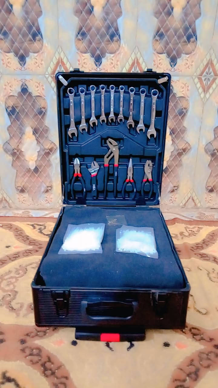 حقيبة درنفيسات (درانفيش) ومفكّات متكاملة أو ما يُعرف بـ حقيبة عُدّة صيانة أدوات دقيقة وعامة (Screwdriver Set).
تحتوي الحقيبة على:
​درنفيسات (مفكات) بأحجام مختلفة: تشمل درنفيسات عادية، مربعة (عدلة وصليب)، ودرنفيسات فحص كهرباء (فاحص).
​درنفيسات دقيقة (Precision Screwdrivers): العلبة الشفافة للعمليات الدقيقة مثل صيانة الموبايلات والكترونيات.
​رؤوس مفكات متغيرة (Bits): طقم رؤوس متعدد الأشكال.
​مفاتيح ألن (Allen keys / Hex keys): المفاتيح الجانبية L-shaped.
حقيبة درنفيسات (درانفيش) ومفكّات متكاملة أو ما يُعرف بـ حقيبة عُدّة صيانة أدوات دقيقة وعامة (Screwdriver Set).هاذ الرقم ***********

