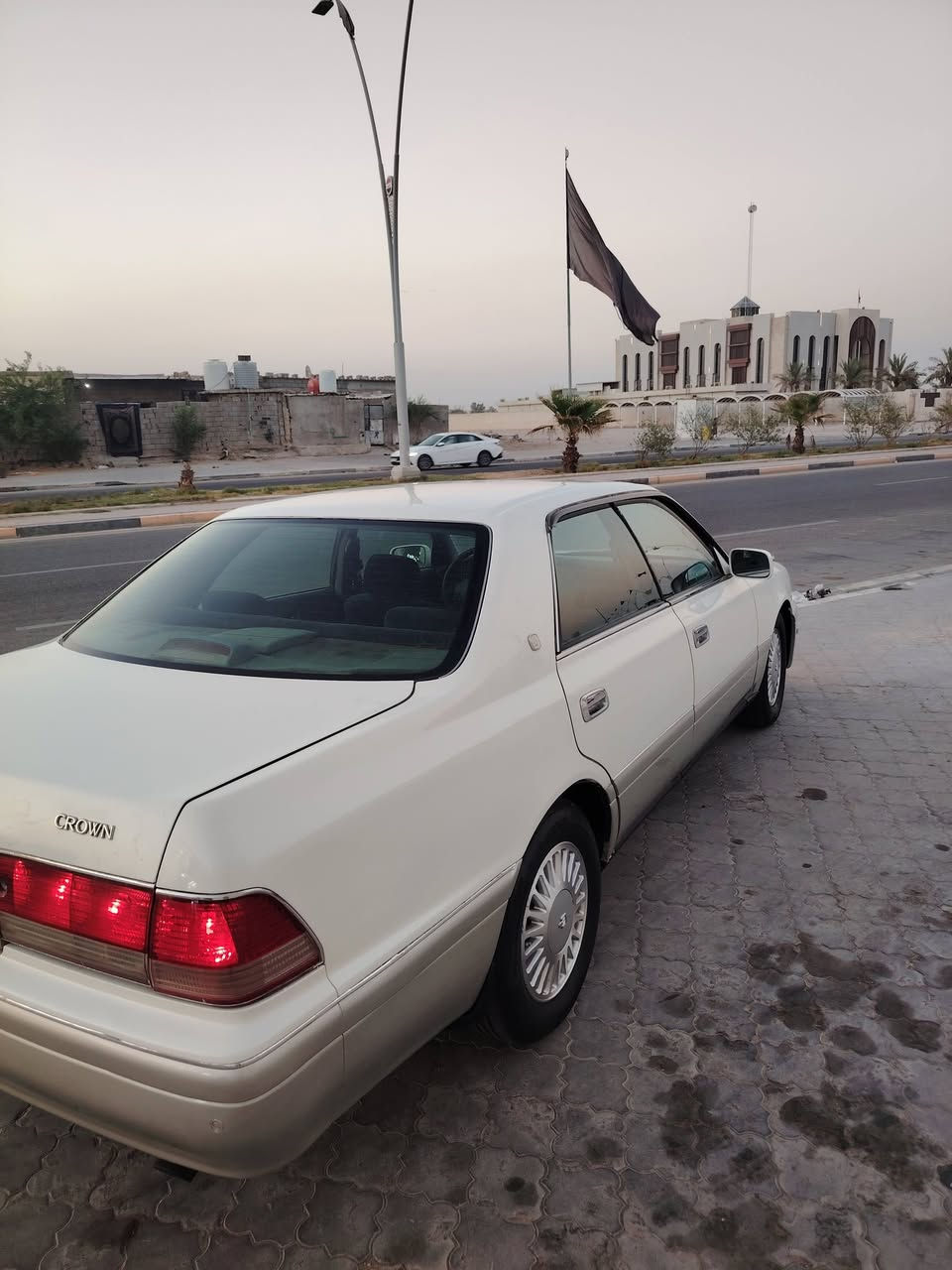 يالله سلام عليكم راس الثور موديل 1998 رقم بصره تحويل ثاني يوم سنويه لغايه 2027 مكفوله من الكص والعيب الشرعي (نقل جثه فقط) محرك وكير بلكارتون تبريد ثلج حداديه جديده كهربائيات كله شقاله كرستال اصل السياره طخم تاير ويلكب اصلي لايت زنون العنوان البصره السعر 64 بيه مجال قليل هذه رقم الموبايل ***********

