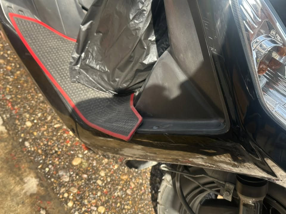 GT125 
بلاديه رمبه ماشيه اقل 33 حقيقي 
عداد سرعه عداد بانزين عداد كيلو متر كلشي شغال 
ملاحظات بسيطه بـ الفكرات دراجه تخبل نشطه ماصار سبوعين من اخذتها  بدون اوراق مكان رمادي 
سعر مليون وميه 
لمو شراي ليعلق اخوان 💙
***********
