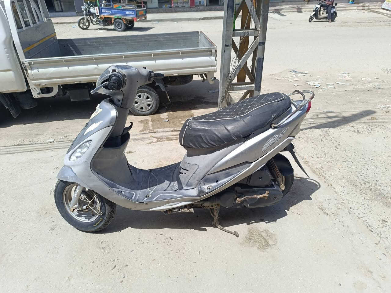 للبيع
ماكس منغولي كفرات بلادي دراجه نظيفه 
شغاله سلف هندر كهربائيات 
محرك ما مفتوح الكور مفتوح فقط 
السعر ٥٥٠ الف وبيها مجال حك الجيه 
المكان حله ابي غرق 
للتواصل ***********
