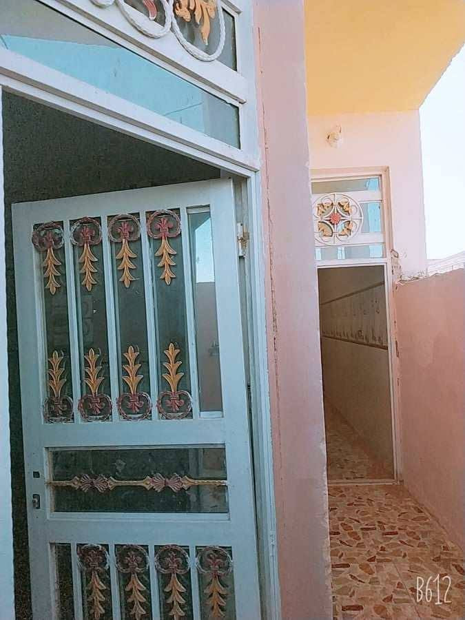 بيت للايجار مساحة ١٠٠متر
استقبال وحمام خارجي وداخلي وصالة وغرفة ومكشوفة ويحتوي على خزان وسخان وخط مولد جاهز للسكن
سعر الايجار 250 قفل 
رقم الهاتف ***********
