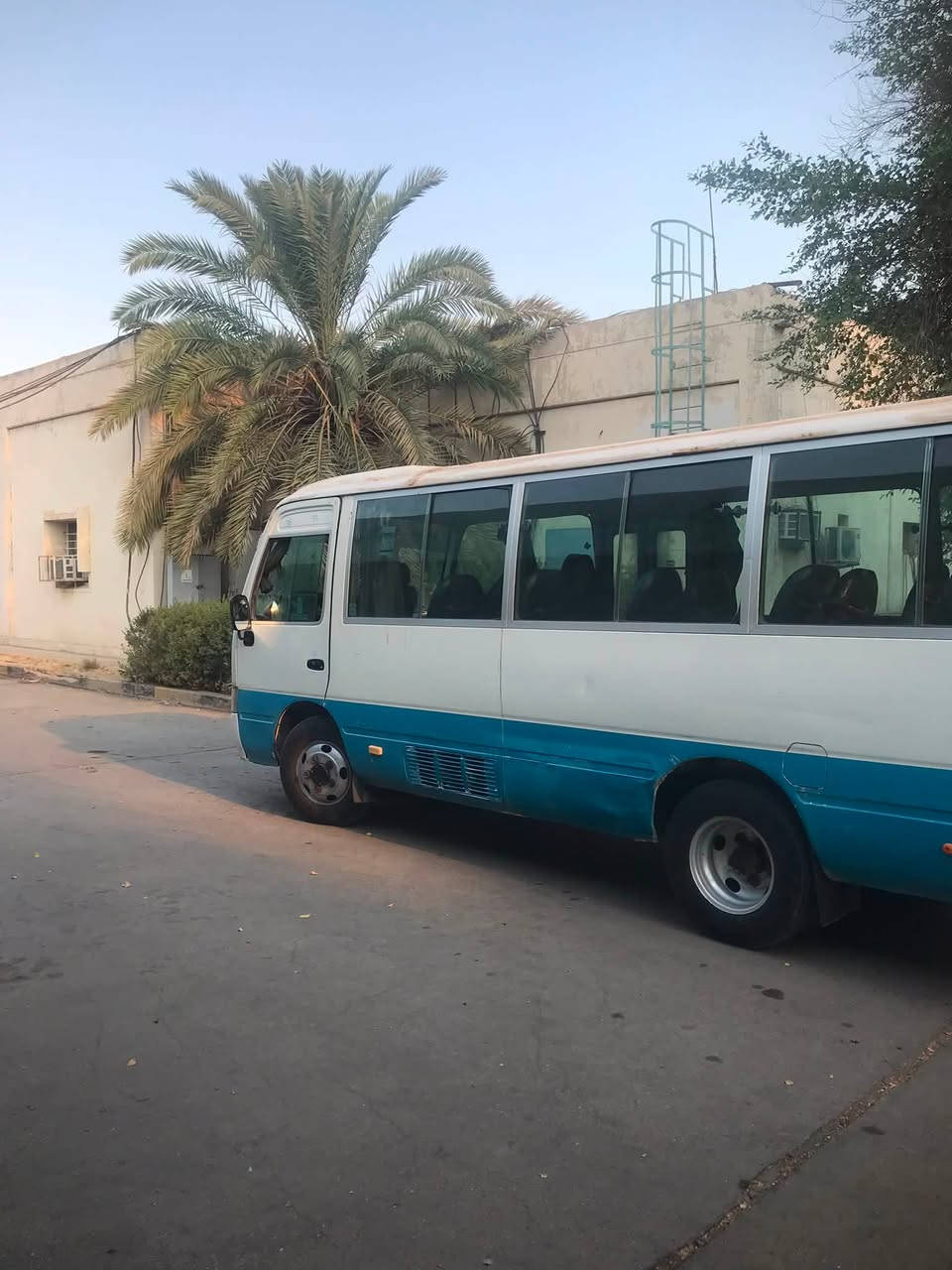 كوستر للبيع موديل 2000 بترا كاز بلاد السياره جاهزه ميكانيك تبريد مكلف بنشر غير متواجد على خاص رقم راعيها للستفسار ***********
