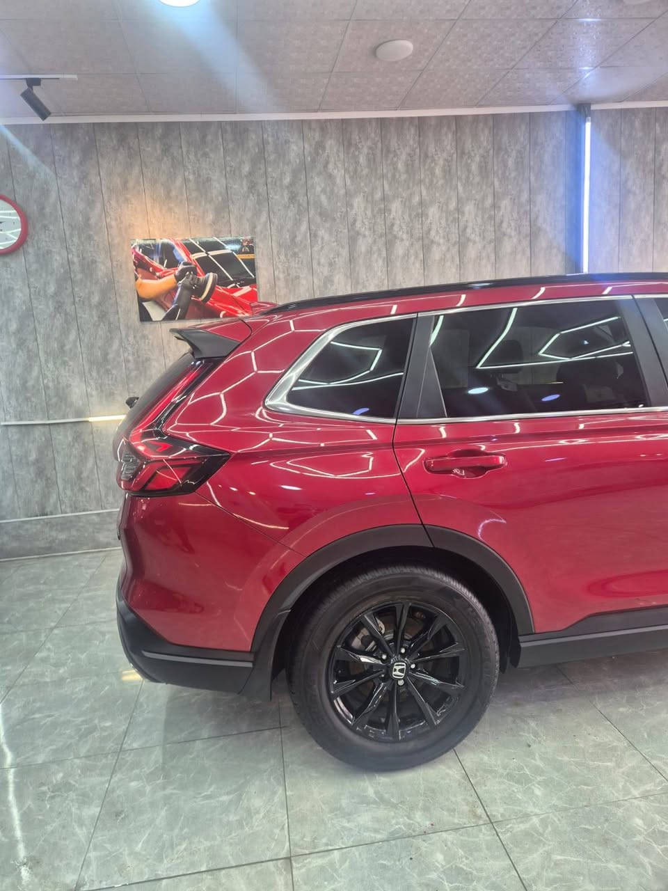 🚗 للبيع: هوندا CR-V Sport Hybrid موديل 2025 (بحالة شبه صفر) 
🚗المحرك والأداء: محرك هايبرد 2.0L (قوة 204 حصان) يجمع بين العزم القوي والاقتصاد الفائق في الوقود.

الممشى:,4629 ميل  فقط.
المظهر الخارجي: لون أحمر ميتاليك مميز جداً، مع ويل كب رياضي مقاس 18 إنش ولمسات باللون الأسود اللامع (Gloss Black).

المقصورة والتقنيات: مقاعد رياضية بتطريز برتقالي، شاشة لمس (Apple CarPlay & Android Auto)، فتحة سقف، تشغيل عن بعد، ودخول ذكي.

السيفتي والأمان: حزمة Honda Sensing الرادارية المتكاملة (رادار تفاعلي، الحفاظ على المسار، فرملة الطوارئ).

تقرير الحادث والبودي :
البودي بصبغ الوكالة بالكامل (تعديل بارد PDR صبغ شبر  في شفة البنيد والجاملغ الأيسر فقط pdr).
الإيرباك: المفتوح (الدركة + قدم السائق فقط) ولم يتم تصليحهم (على وضعهم). باقي إيرباكات السيارة كاملة وسليمة من بلادها. 
نظام SPORT
نظام NORMAL
نظام ECO
نظام SNOW
نظام نزول منحدرات
السيارة جاهزة لأي فحص.📍 مكان المعاينة: النجف الأشرف💰 السعر المطلوب: 25500$

📞 للاستفسار والتواصل: [***********] أو راسلني واتساب.
