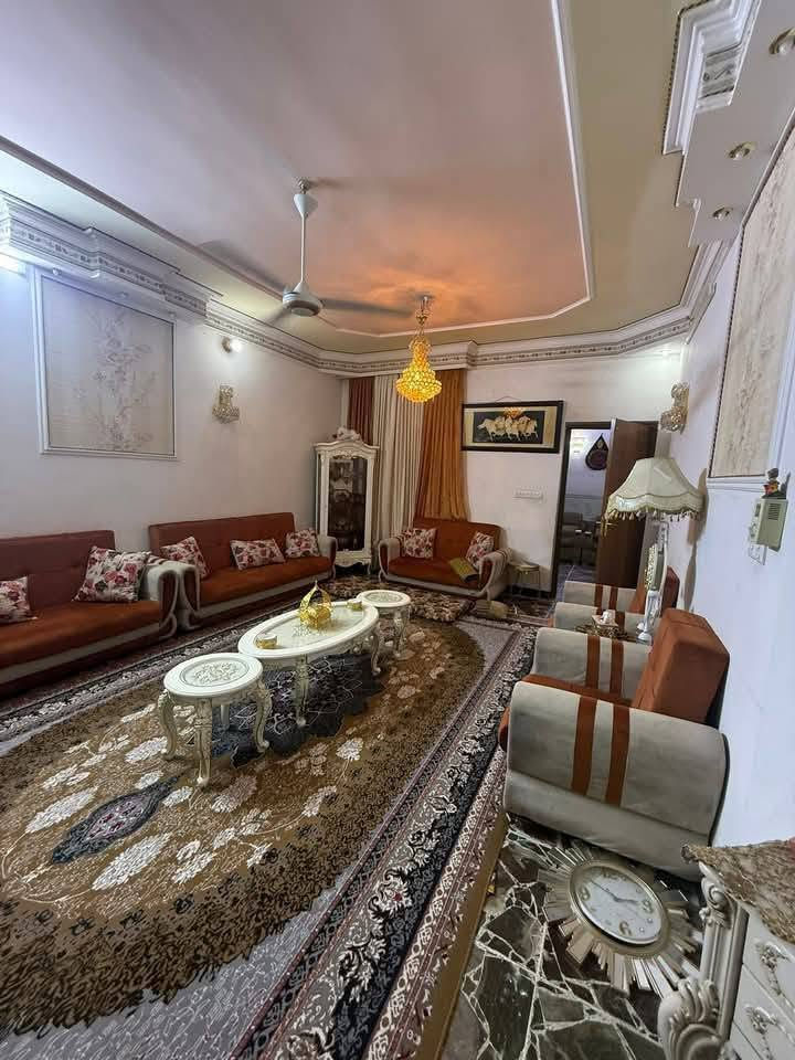 الدار للبيع طابقين ويرهم مراوس  الموقع حله زوير الغربي قرب مشروع الماء المساحه 250 متر واقع حال 300 التفاصيل يحتوي على استقبال كبير+ 5غرف نوم ومطابخ حار وبارد ومجمعات صحيه 3 للاستفسار الاتصال على رقم ***********
