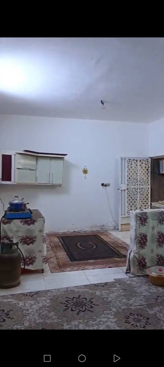 بيت حواسم  مساحه 150م المكان  قرب جامعه ميسان   ع شارع سايدين مقابل بانزين خانه 
بناء حديث يحتوي علـّۓ  غرفة نوم كبيره و وديوانية وصاله   ومطبخ وحمام  داخلي وخارجي  مثل تصميم الشقه الايرانية 
السعر 17 مليون 
للاستفسار خاص *********** عمارة, ميسان
