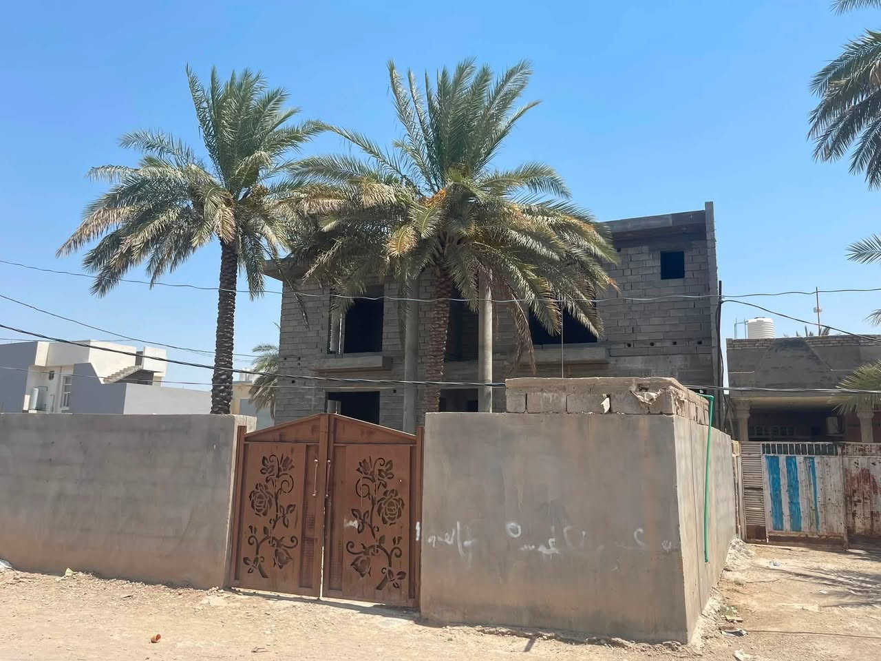 بيت هيكل للبيع طابو سند 25 المساحة 700 متر البناء درجه اولى متعوب علية مساحة بناء البيت 225وقطعة خلف البيت مساحته 150متر وباقي حديقة امامية المنطقة مخدومة كامل خدمات من ماء وكهرباء وتبليط صاير على شارعين الرئيسي 15 متر والفرعي 8 امتار
الموقع ام العضام العثمانية
الشراي يتصل ويدلل
***********
