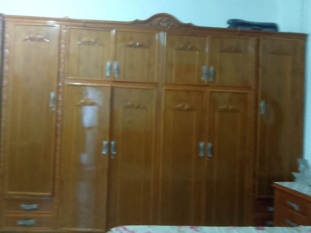 السلام عليكم  مكلفه بنشر غرفه للبيع تفاصيل تصلو ع صاحب الغرفه ***********
