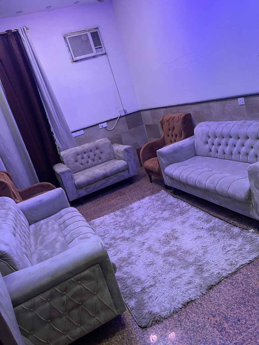 ١٠ مقاعد • نضيف • أسود