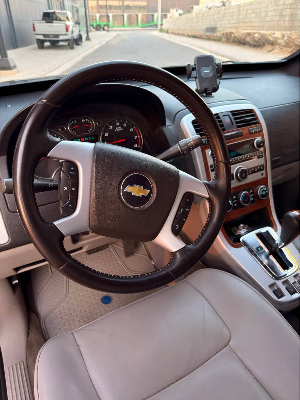 🚗✨ شۆفرلێت ئیکۆنێکس (مۆدێل ٢٠٠٩ - ماڵی دۆست) 🚙💎
📅 مۆدێل: ٢٠٠٩
⚙️ مەکینە: ٦ بستۆن 🔥
🛣️ ڕۆیشتن: ١٧٠ هەزار (حەقیقی)
🏷️ ڕەقەم: سلێمانی (سەنەوی تازە) 📋
📍 شوێن: سلێمانی
🚗 مواسەفات و تایبەتمەندییەکان (فول مواسەفات - بێ سڵاید):
 🛞 دەبڵ ئەکسڵ (AWD)
 💺 ناو کرێمی بیلاد (شەریکەی ماوەتەوە و زۆر خاوێنە) ✨
 💺 کوشن چەرم، کارەبایی، خەزن، و هیتەر (سیستەمی گەرمکەرەوە) 🔥
 🪟 چوار جام کارەبایی (دژە فوللە و ئەوتۆیی)
 🛞 چوار تایەی لۆک لە ژێریدا 💯
 🛠️ گێڕ و مەکینە بە مەرج، سەیارە بێ بۆیاخ و بێ لێدراوی (تەنها یەک پەڵە ساردی هەیە) 🛡️
💵 نرخ: ٩٧ $ 💸و مەجال 📉
📞 ژمارەی پەیوەندی: *********** 📱 السليمانية, العراق

