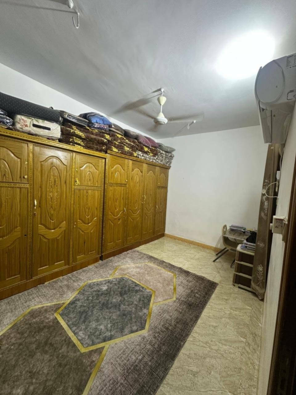 بيت للبيع مساحه ١٠٠م  طابو صرف طابق واحد ٥*٢٠الموقع الحر  بالفرع مقابل بلديه القديمه مجمع الدره الطبي  وقريب من مرقد الحر يتكون من استقبال وصاله وغرفه ومطبخ وصحيات داخليه و خارجيه السعر ١٢٥ وبي مجال قليل واتساب  واتصال على الرقم ***********
