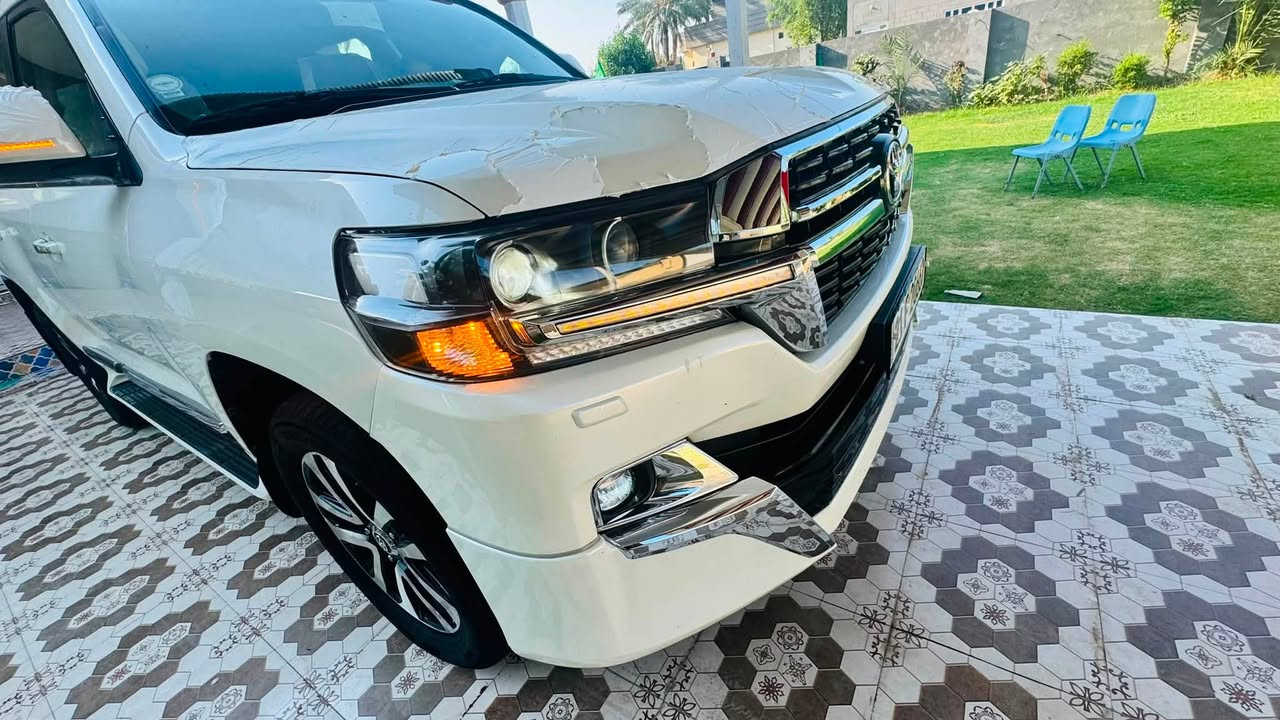 سلام عليكم للبيع لاندكروزر موديل ١٨
سيارة جديدة 
فول موصفات 
سيارة كارتون بل خير عل يشتري 
***********
