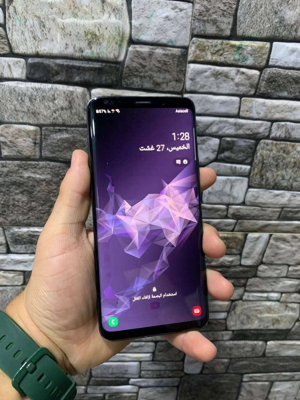 السلام عليكم
Galaxy s9 Plus 
ذاكره 128 .. نضافته عاليه جدا 
دبل شريحه .. شحن سريع 
شاشه منحنيه سوبر امولد بيها طبع خفيف جدا
ببجي 60 فريم .. كاميرات رهيبه 
سعره ( 170 ) وبي مجال .. ملحقات كامله 
مكاني حله .. ***********
