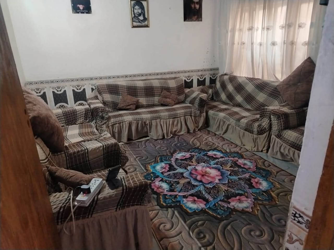 بيت تجاوز سقف سندويش مساحة 100 متر 10 في 10 كما مبين بالصور
العبيدي قرب محطة غاز بيت شناوة 
استقبال 5 في 3.5 غير جاهز 
غرفتين كل وحدة منهن 3.5 في 3 
صالة 7 في 4
منورين على مساحة الغرف 
السعر 34 وبيه مجال بسيط 
***********
وهذا الموقع https://maps.google.com/?q=33.374222,44.519005
