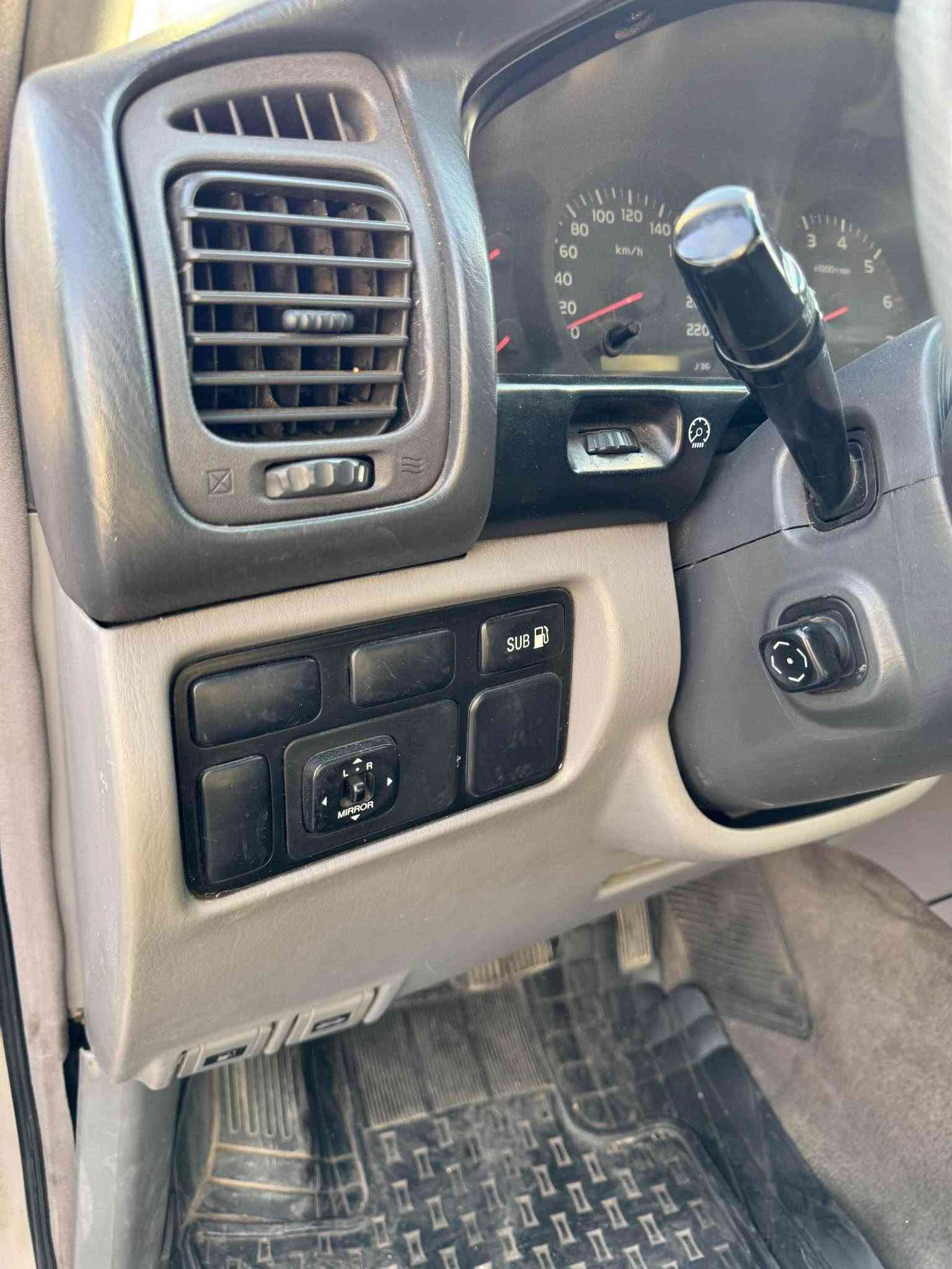 لاند كروز vxr موديل 2000

TOYOTA LAND CRUISER VXR V8 | 2000

فول مواصفات VXR

محرك V8 سعة 4.7 لتر

قير أوتوماتيك

دفع رباعي 4×4

مثبت سرعة

تكييف أمامي وخلفي

تحكم بالتكييف

مقاعد جلد

تحكم كهربائي بالمقاعد

نوافذ كهربائية

مرايا كهربائي

ريموت

فتحة سقف

شاشة

ABS

وسائد هوائية

جنوط ألمنيوم

7 مقاعد

باب خلفي مزدوج

سبير

مواصفات VXR 

سيارة بدون حادث او صبغ بلادية بيه شوية بارد وتكحيلات 

محرك كير مكفولات بيه نقوصات متكلف كلهن تخم تاير جديد باتري جديد سيارة متعبك ابد السيارة مال والد جانيه من موديلهة 

مكانهة بغداد كرادة /***********

بيع او مراوس 🤍 بغداد, العراق
