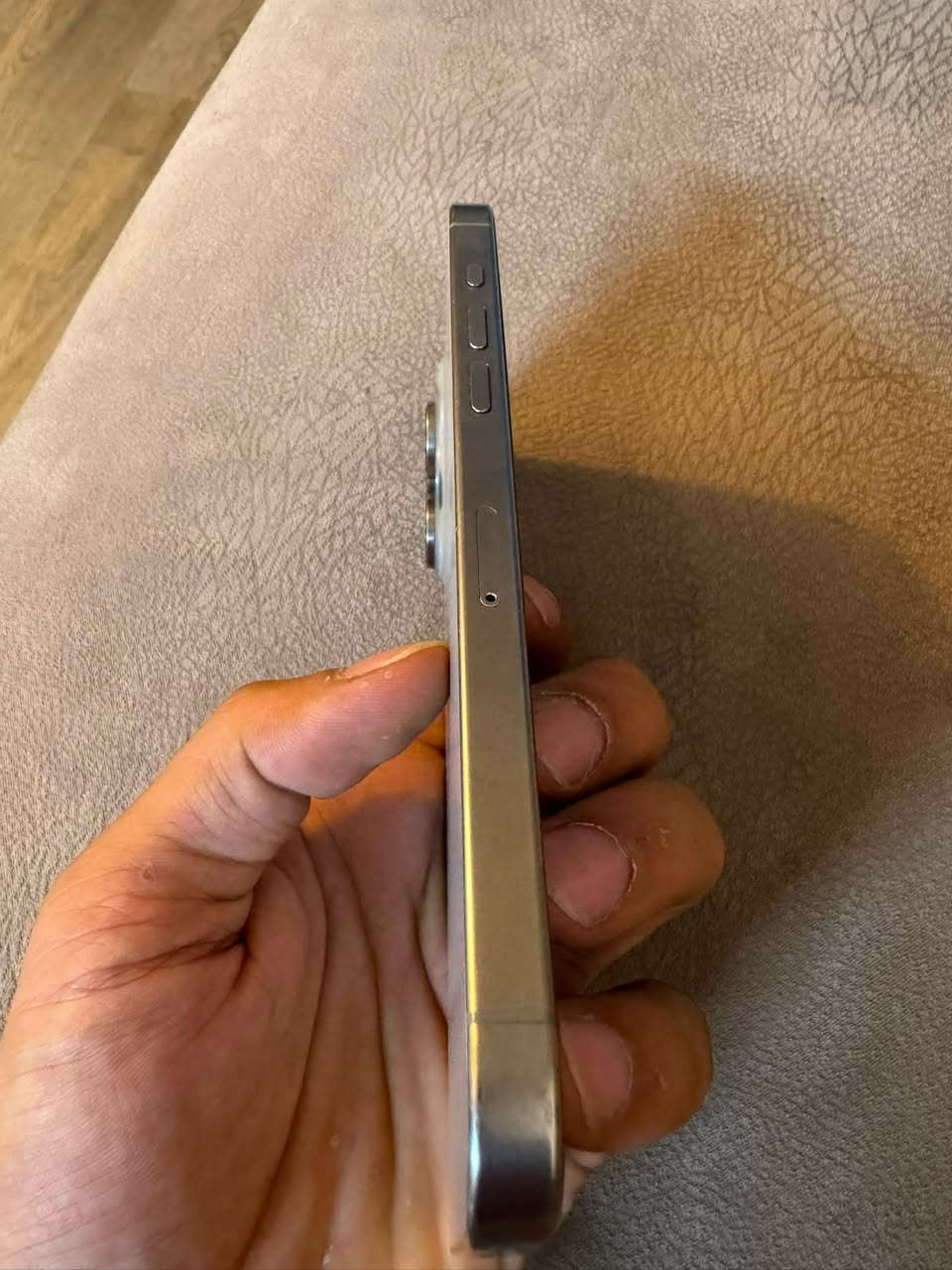 15pro max
ذاكره 256 
بطاريه 82 
العدسه كامره مفطوره وبي خط بشاشه 
سعر 850 وبي مجال بسيط 
*********** اتصال
