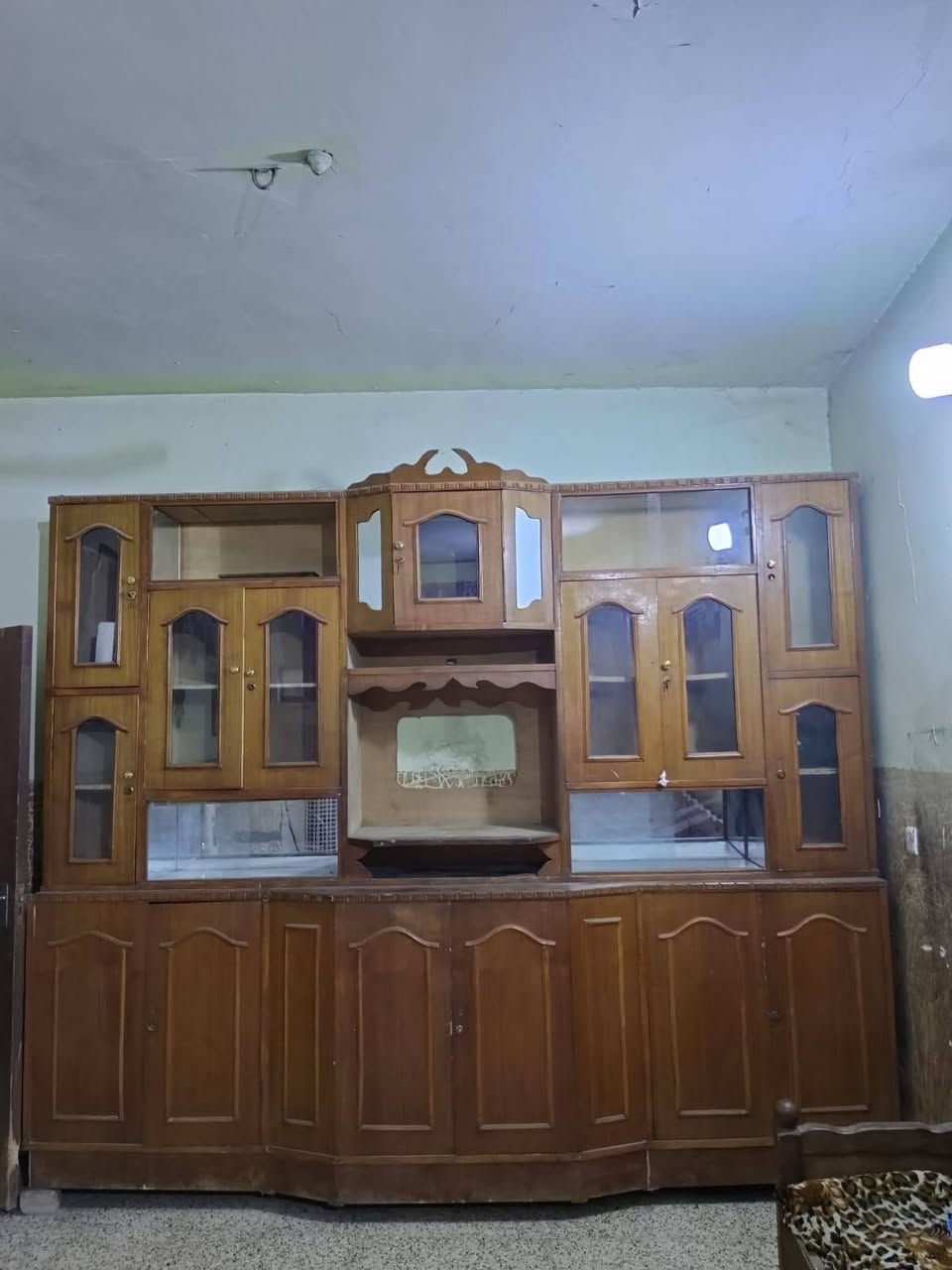 ياالله السلام عليكم اخوان
معرض طابقين نظيف للبيع
السعر ٢٠٠ الف وبي مجال
المكان بغداد حي النصر 
رقم الهاتف ***********
