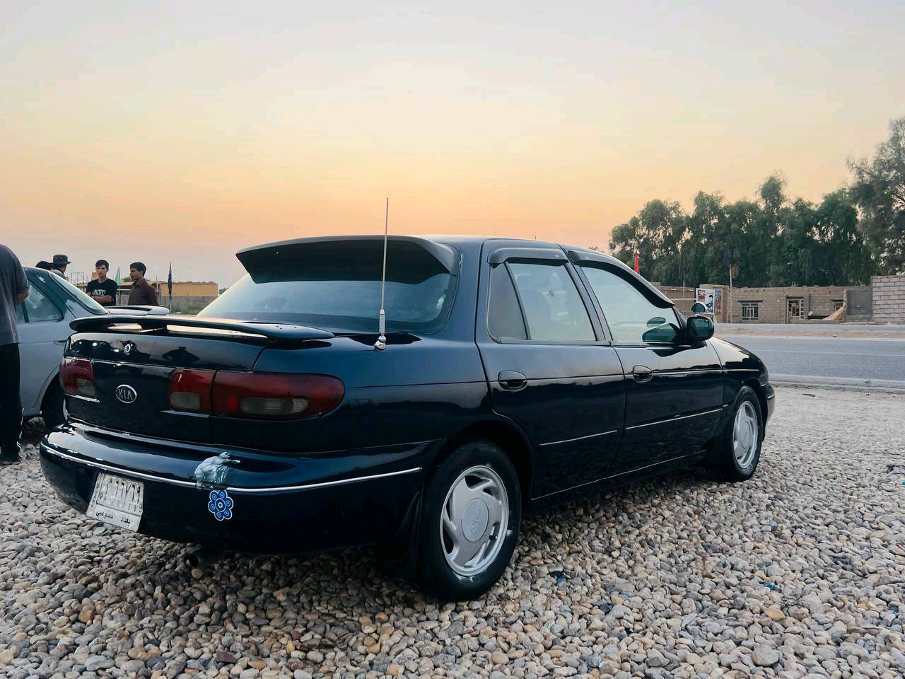 كيا سيفيا للبيع موديل 1996 رقم بغداد مشروع وطني 
كير اوتوماتيك 
مكينه مفتوح 
مكينه وكير جديد
السعر 36 وبيه مجال
***********
أستاذ، شنو موقع السيارة بالضبط وين موجودة؟ حتى اللي يريد يجي يفحص يعرف المنطقة.: 
بابل الشوملي
ممكن توضح أكثر شنو المقصود بـ«مكينه مفتوح»؟ وهل المكينة شغالة زين بدون دخان أو حرارة؟: 
مكينه مفتوح شغاله بدون دخان او حراره 
هل بيها أي حادثات أو رش/سمكرة غير الشغل الظاهر، لو الدهن والحدايد كلش نظيفات مثل ما مبين بالصور؟: 
نعم مصبوغه للجماليه
شلون حالة القير الأوتوماتيك فعليًا؟ تبديلاته ناعمة وما بيه نتعة أو تأخير؟: 
ممتاز
السعر 36 مليون قابل شكد للمراجعة؟ وهل البيع نقد لو ممكن تبديل بسيارة ثانية؟: 
36 ورقه 