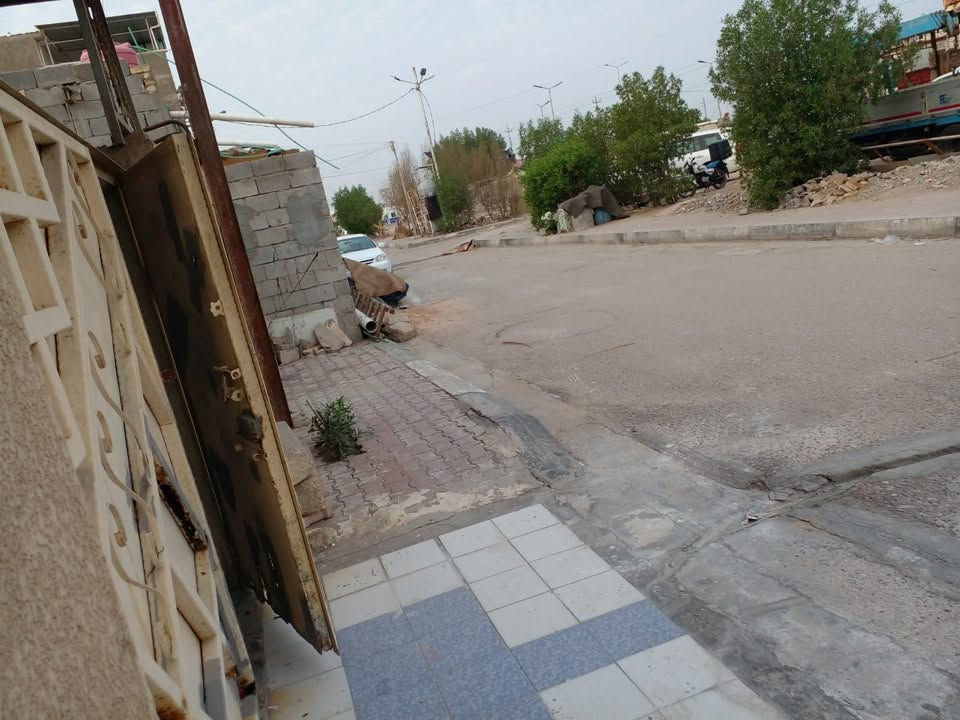 بيت للايجار في الجنينة قرب الشارع التجاري
مساحة البيت 212 متر مربع
-ماطور + تانكي ماء اسالة وتانكي ماء حلو
-كراج يتسع سيارة مع سقيفة حديد حماية للسيارة 
كيبل نت ضوئي واصل للمنزل 
كيبل مولد واصل للمنزل 
-مراوح سقفية
و البيت بالواقع افضل من الصور بهواي 
طابق واحد و بيتونه كبيرة و مخزن عدد 2 
البيت قرب الشارع العام 15 متر مقابل ساحة خدمات
 سعر الايجار مليون 
التواصل على الرقم واتساب و شريحة/ ***********
