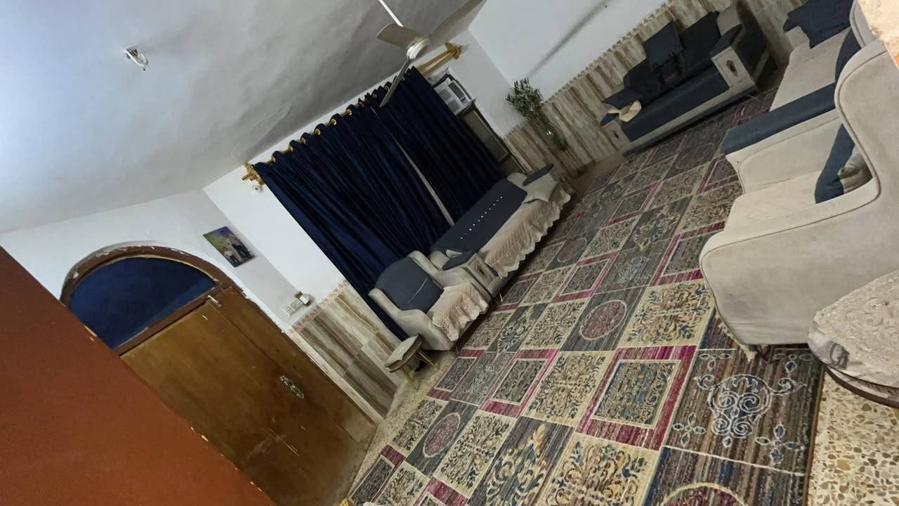 بيت للبيع ملك صرف مساحه ٢٦٠ الرحمه شارع الصحفيه قرب مدرسه الاصمعي بناء طابوك ***********
